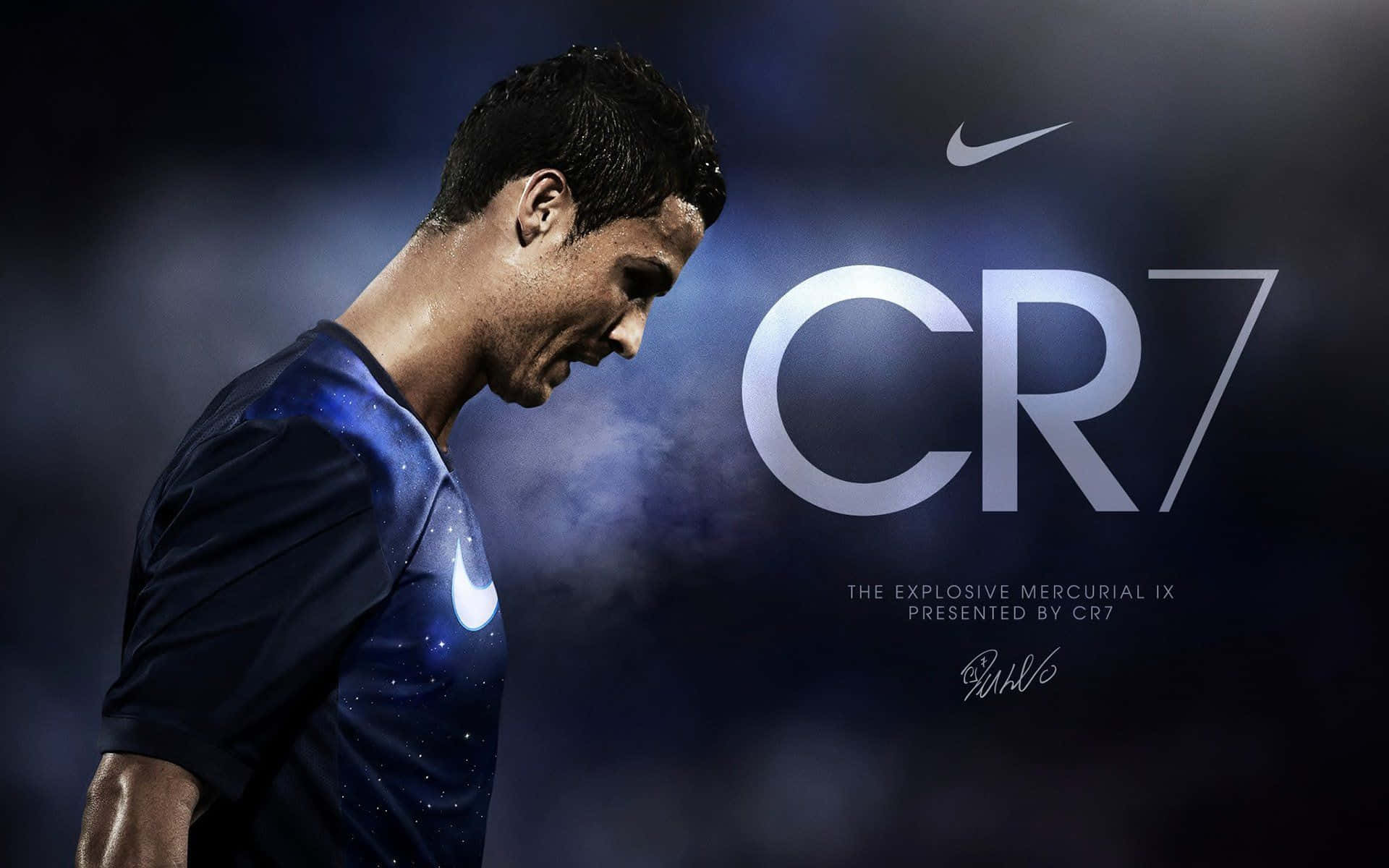 Ronaldo 桌布 壁紙 — C羅身穿深藍色Nike球衣，在煙霧背景中向下凝視，帶有發光的「CR7」品牌標誌。