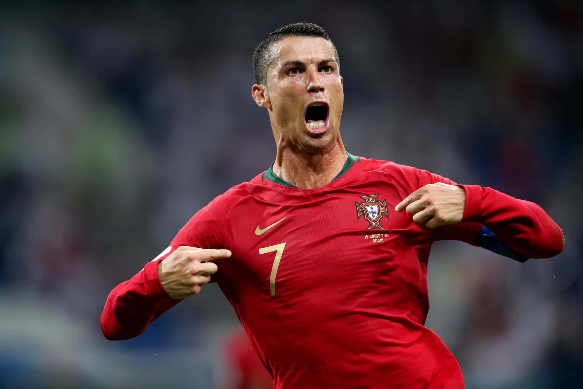 Ronaldo 桌布 壁紙 — C羅身穿紅色葡萄牙7號球衣，在球場張開雙臂張嘴慶祝。