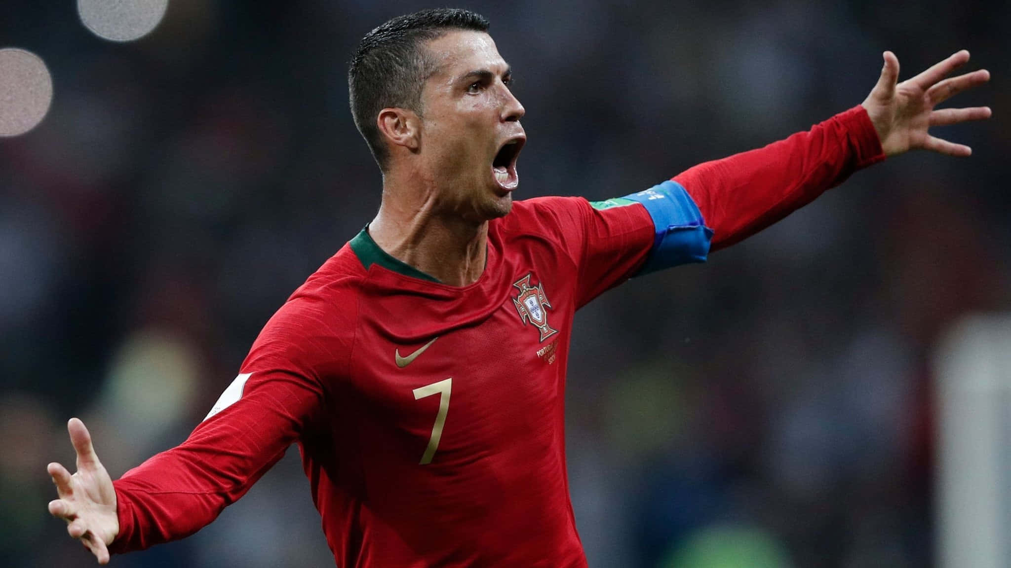 Cristiano Ronaldo 足球 桌布 壁紙 — C羅身穿紅色葡萄牙7號球衣，在足球比賽中張開雙臂熱情慶祝。