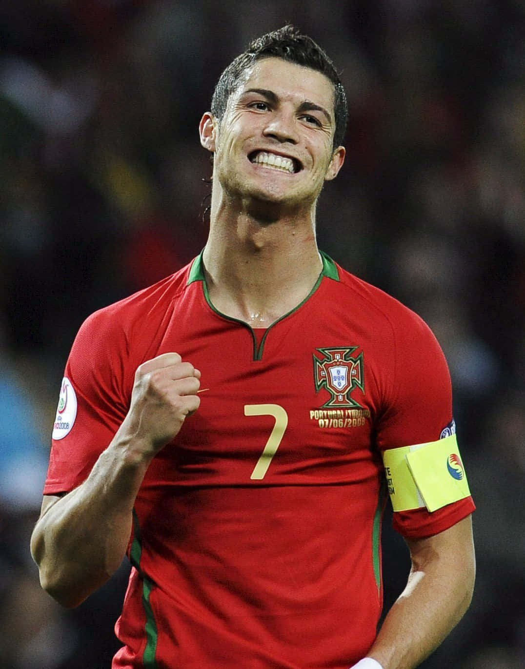 Ronaldo 桌布 壁紙 — C羅身穿紅色葡萄牙球衣，高舉7號球衣慶祝勝利。