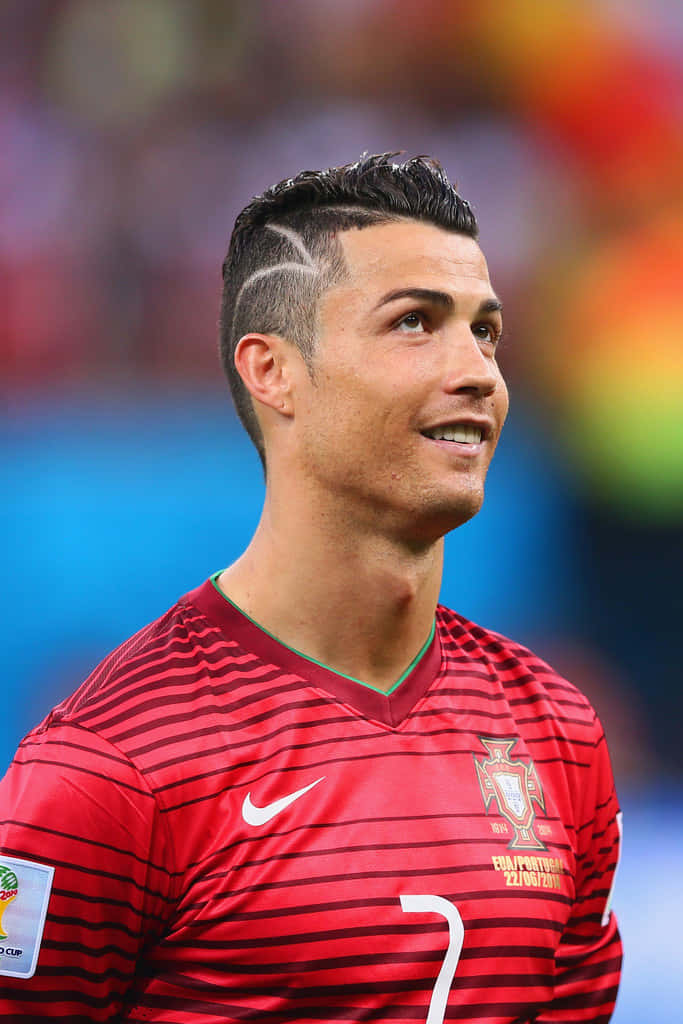 Ronaldo 桌布 壁紙 — C羅身穿葡萄牙紅色條紋球衣，在世界盃比賽中自信地微笑。