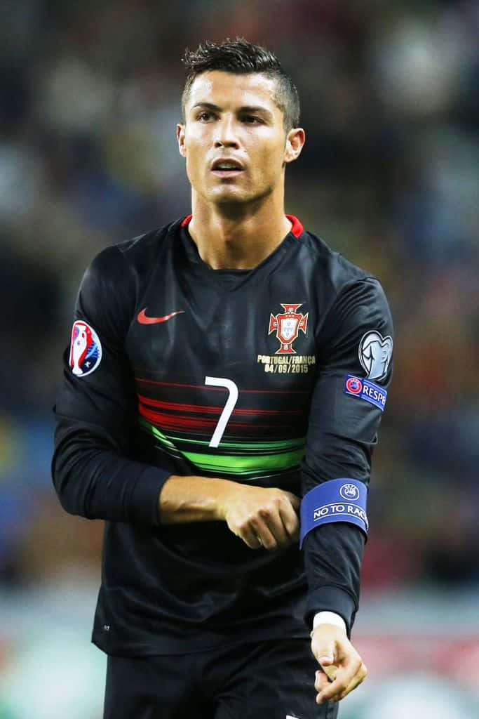 Ronaldo 桌布 壁紙 — C羅身穿葡萄牙黑色2016年歐洲國家盃7號球衣，在球場燈光下專注地站在足球場上。