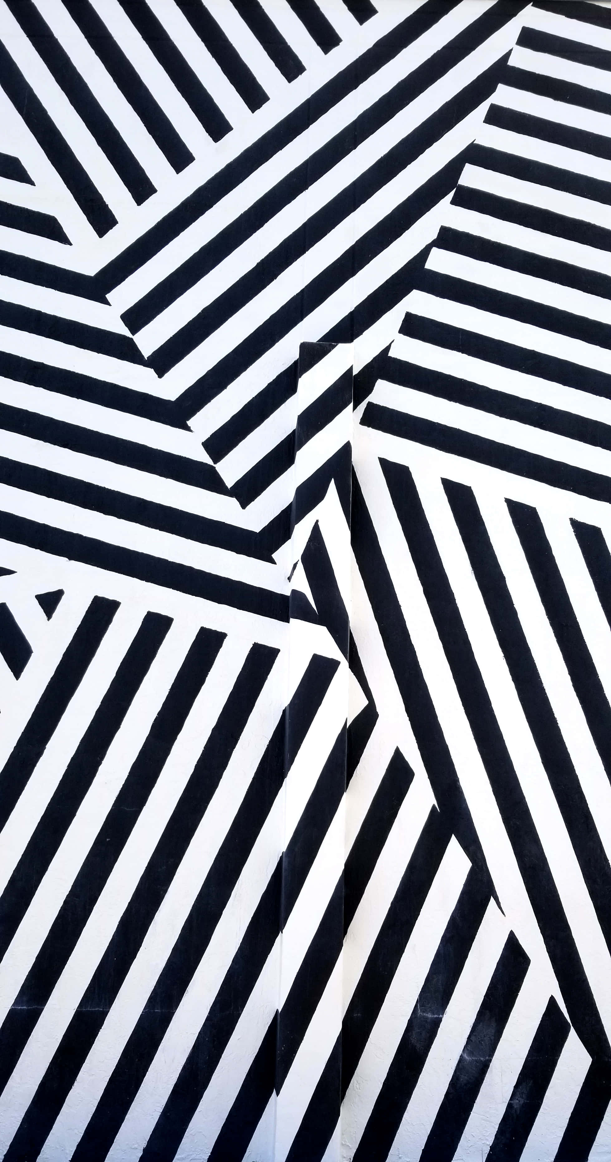 Black And White Pattern 桌布 壁紙 — 大膽的黑白對角線條紋，以銳利角度和高對比度創造出動態幾何圖案。