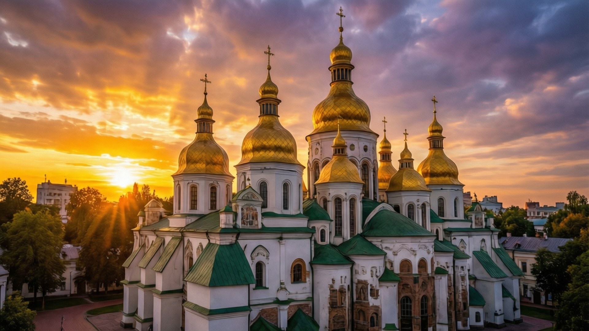 Golden Domes at Dusk 壁紙 — 大教堂的金色圓頂在熾熱的日落天空下閃耀，光芒四射的陽光穿透雲層。