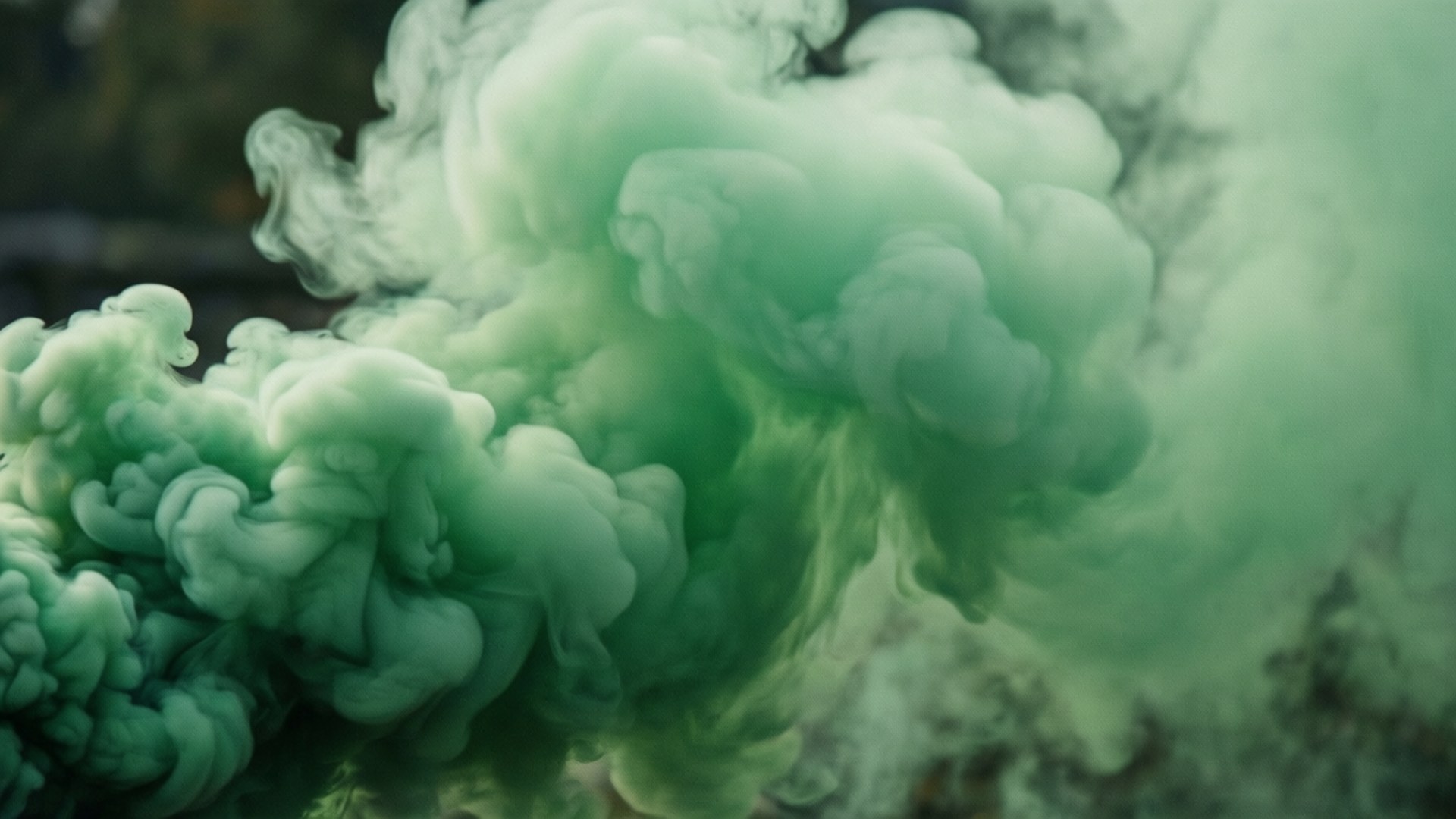 Swirling Green Mist 壁紙 — 大量翡翠綠色墨水的漩渦雲在黑暗模糊的背景中翻騰擴散。