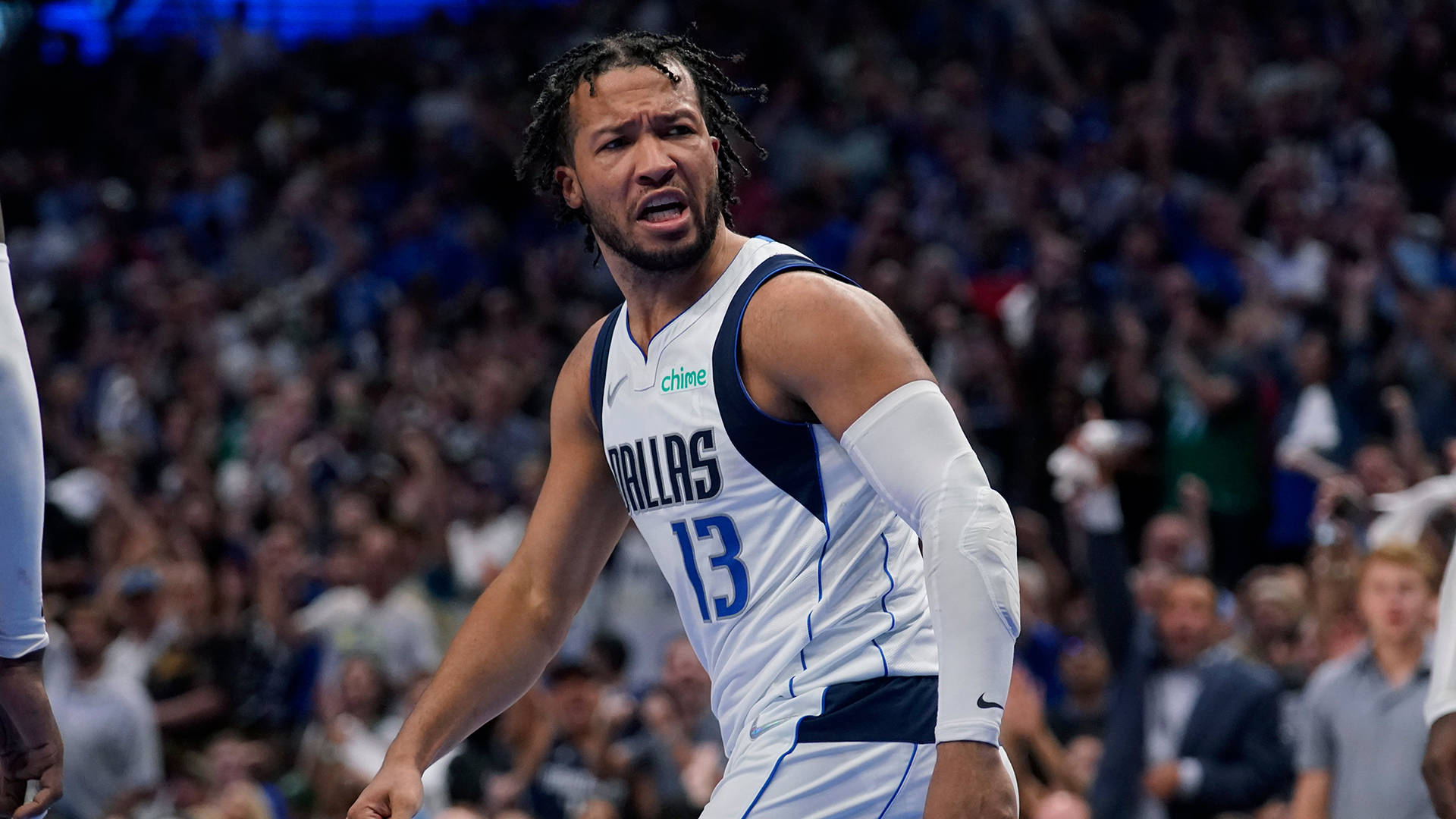 達拉斯獨行俠13號球員在籃球比賽中大喊。 — NBA 壁紙