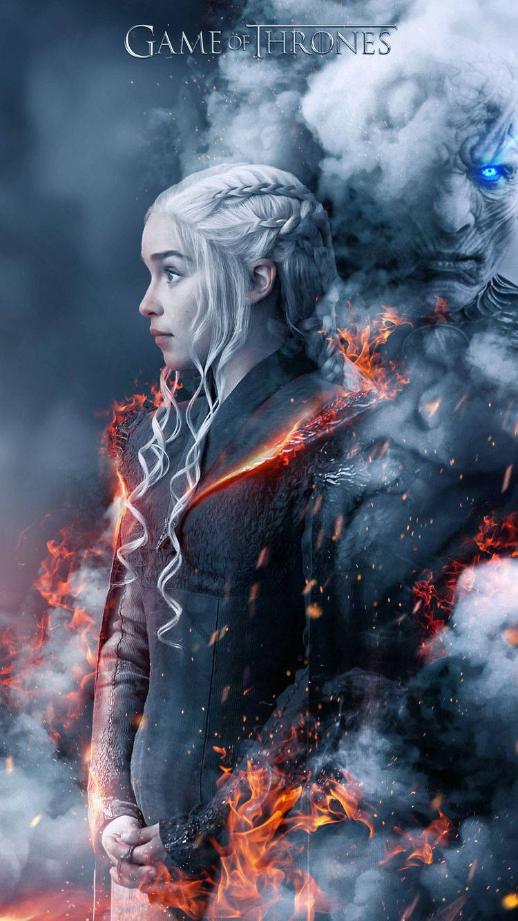 tv 桌布 壁紙 — Daenerys Targaryen 堅定地站立，火焰從她的斗篷中噴出，背景煙霧瀰漫，一個幽靈般的藍眼身影隱約出現在她身後。