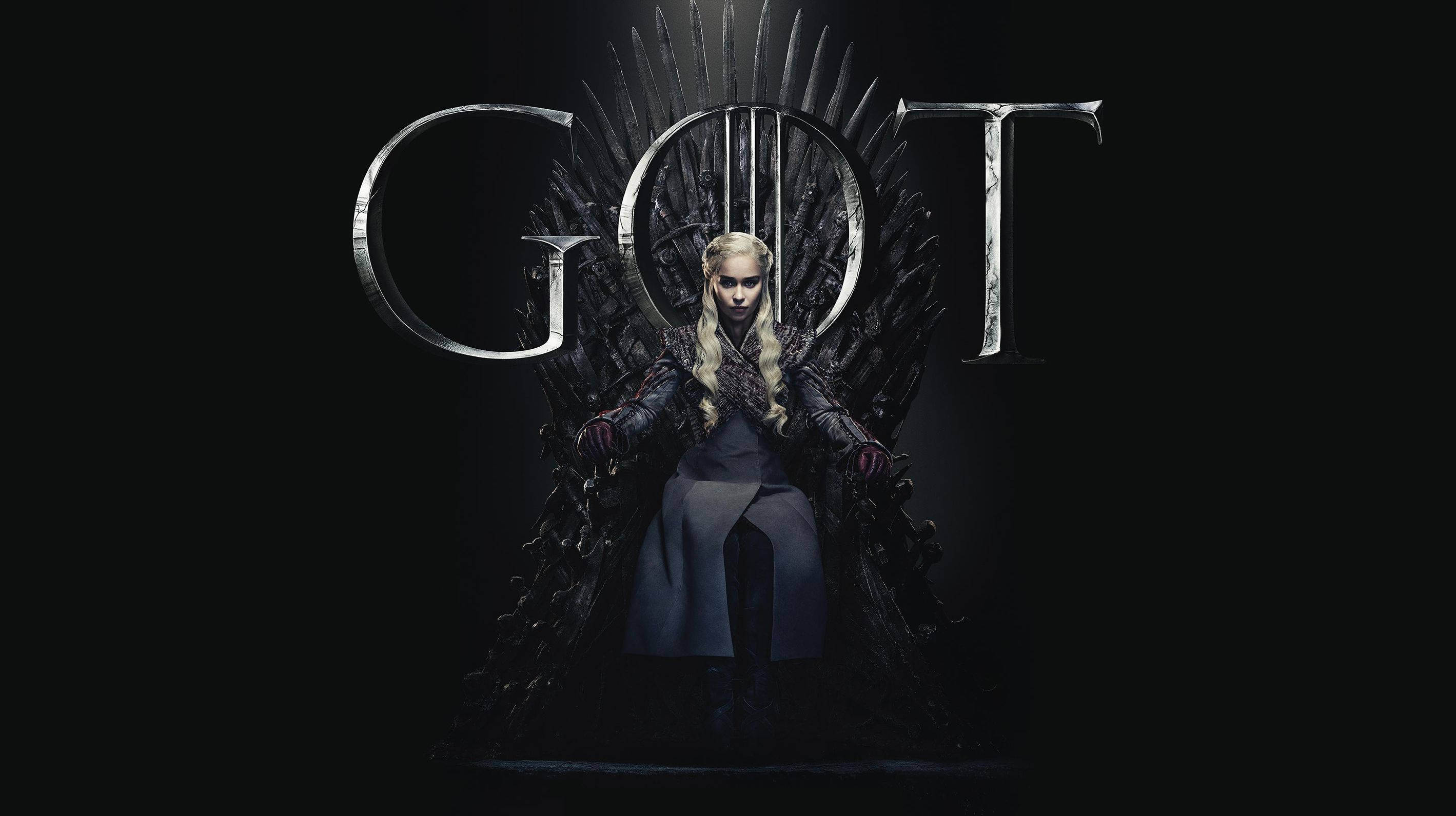 game 桌布 壁紙 — Daenerys Targaryen 威嚴地坐在鐵王座上，背後有 'GOT' 字母籠罩，營造出黑暗的電影場景。