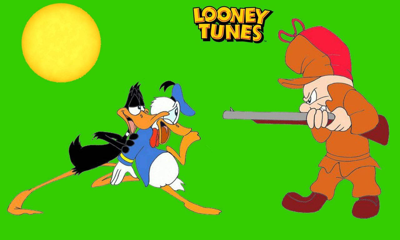 Elmer 桌布 壁紙 — Daffy Duck 和 Porky Pig 在黃色太陽下的一片明亮綠色田野中逃離獵人。