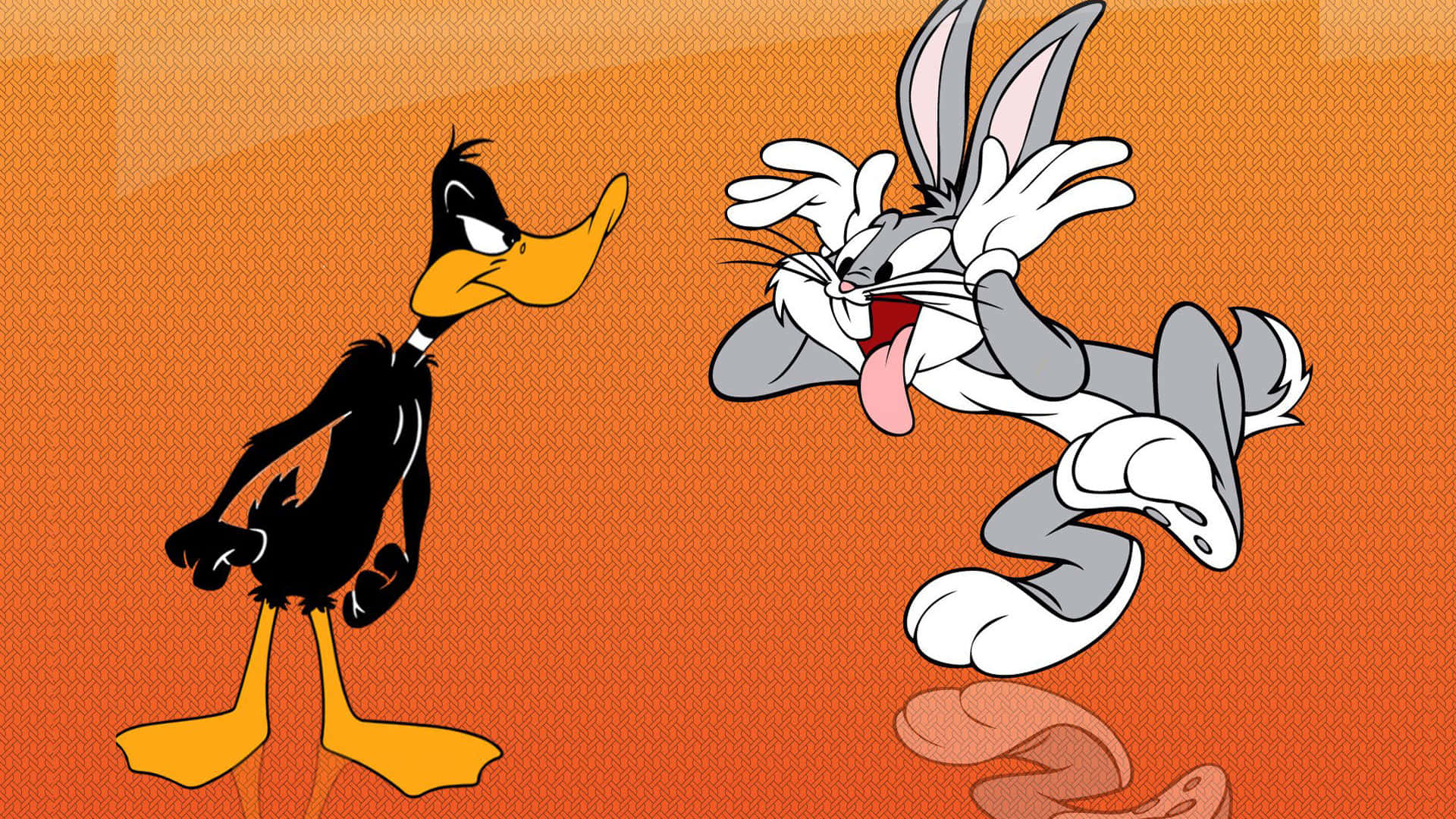 兔巴哥 桌布 壁紙 — Daffy Duck 咧嘴笑，而 Bugs Bunny 在橙色紋理背景上狂笑。