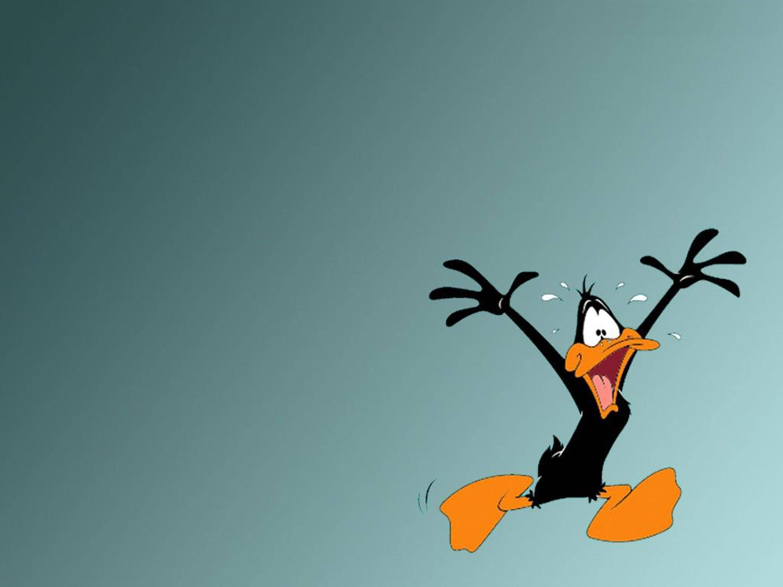 樂一通 桌布 壁紙 — Daffy Duck 在純色青綠色背景前舉起雙臂快樂跳躍，經典卡通風格。