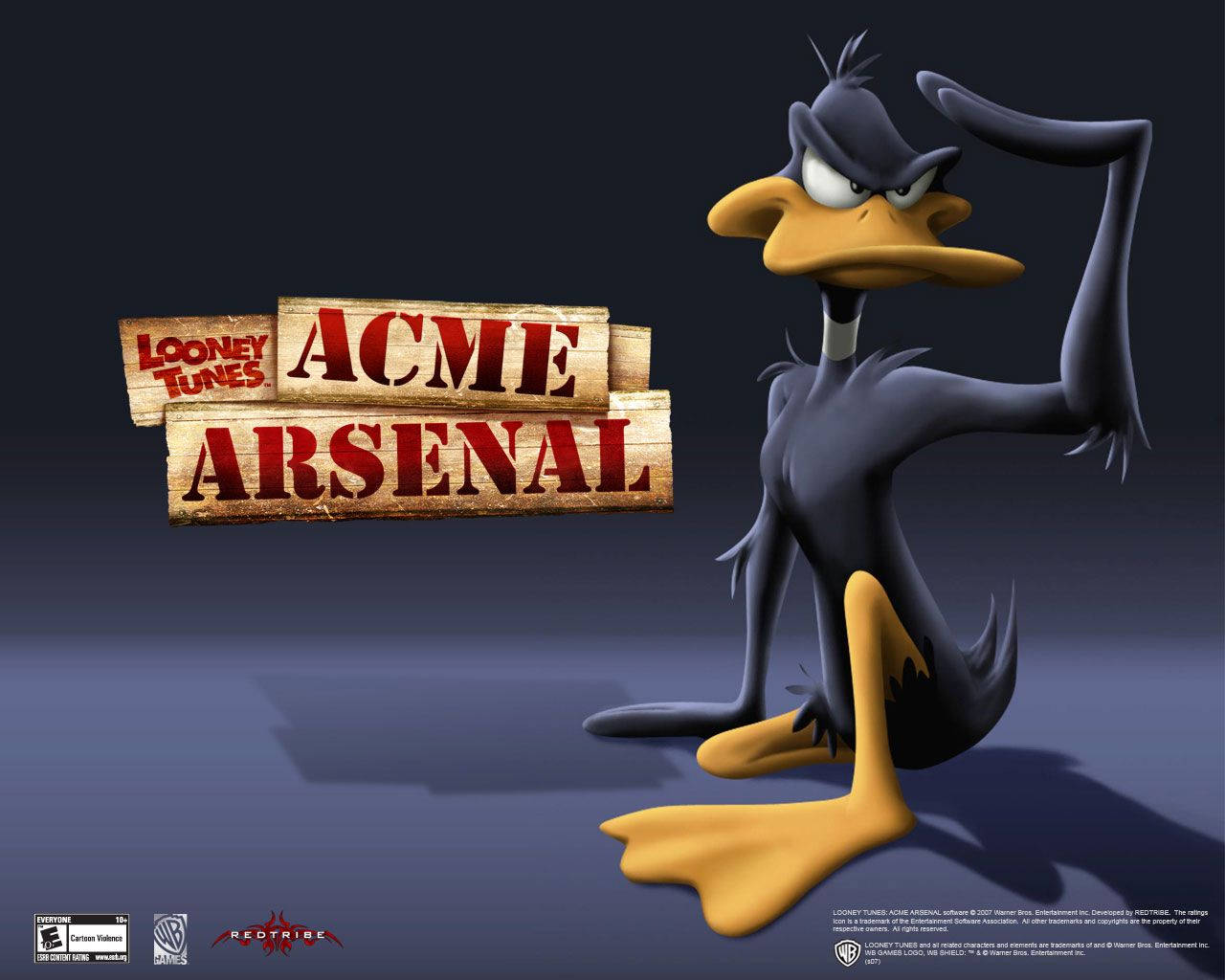 達菲鴨 桌布 壁紙 — Daffy Duck 憤怒地站在一個木製的「ACME ARSENAL」標誌旁邊，在一個黑暗的攝影棚環境中。