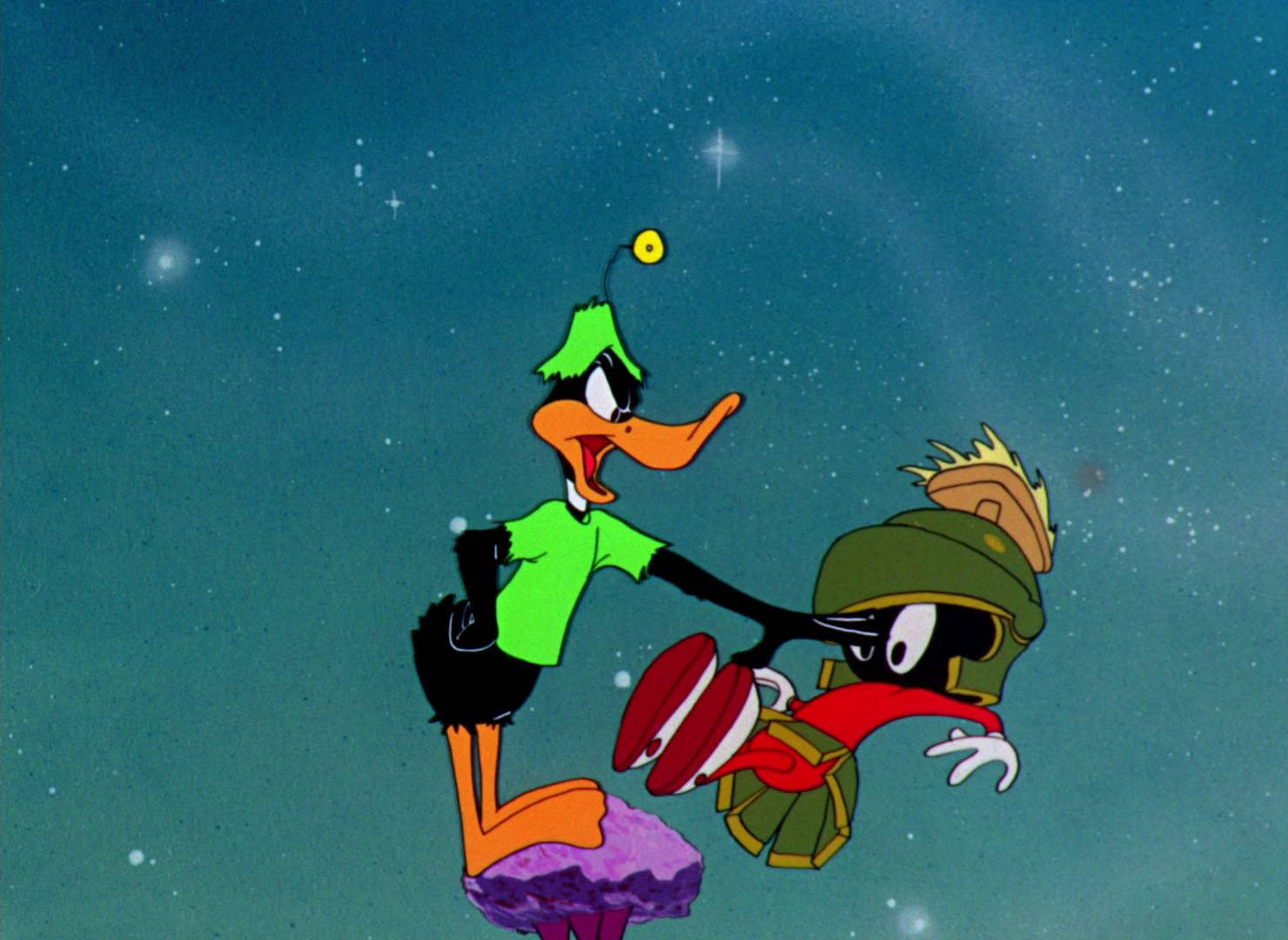 達菲鴨 桌布 壁紙 — Daffy Duck 戴著綠色帽子和穿著綠色襯衫，在星空藍綠色背景的太空中拳打Marvin the Martian。