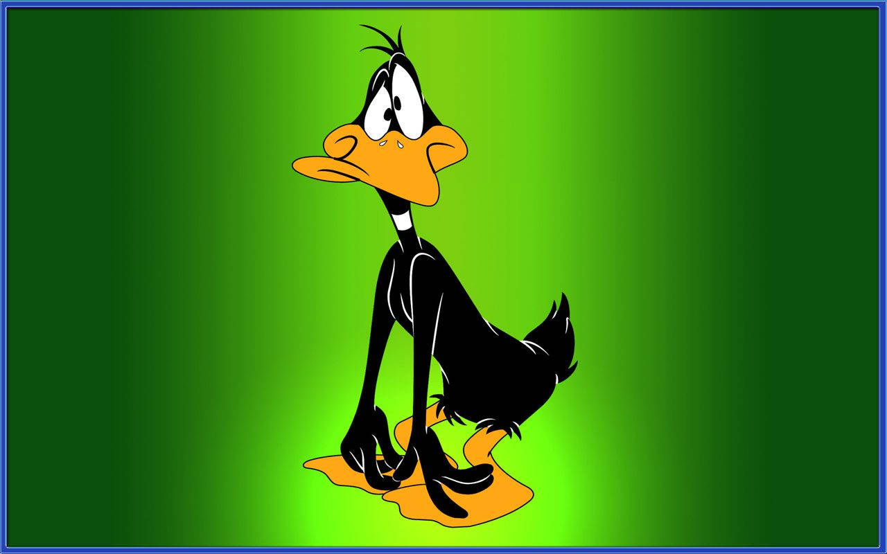 達菲鴨 桌布 壁紙 — Daffy Duck 沮喪地坐在水坑上，背景是充滿活力的綠色漸變。