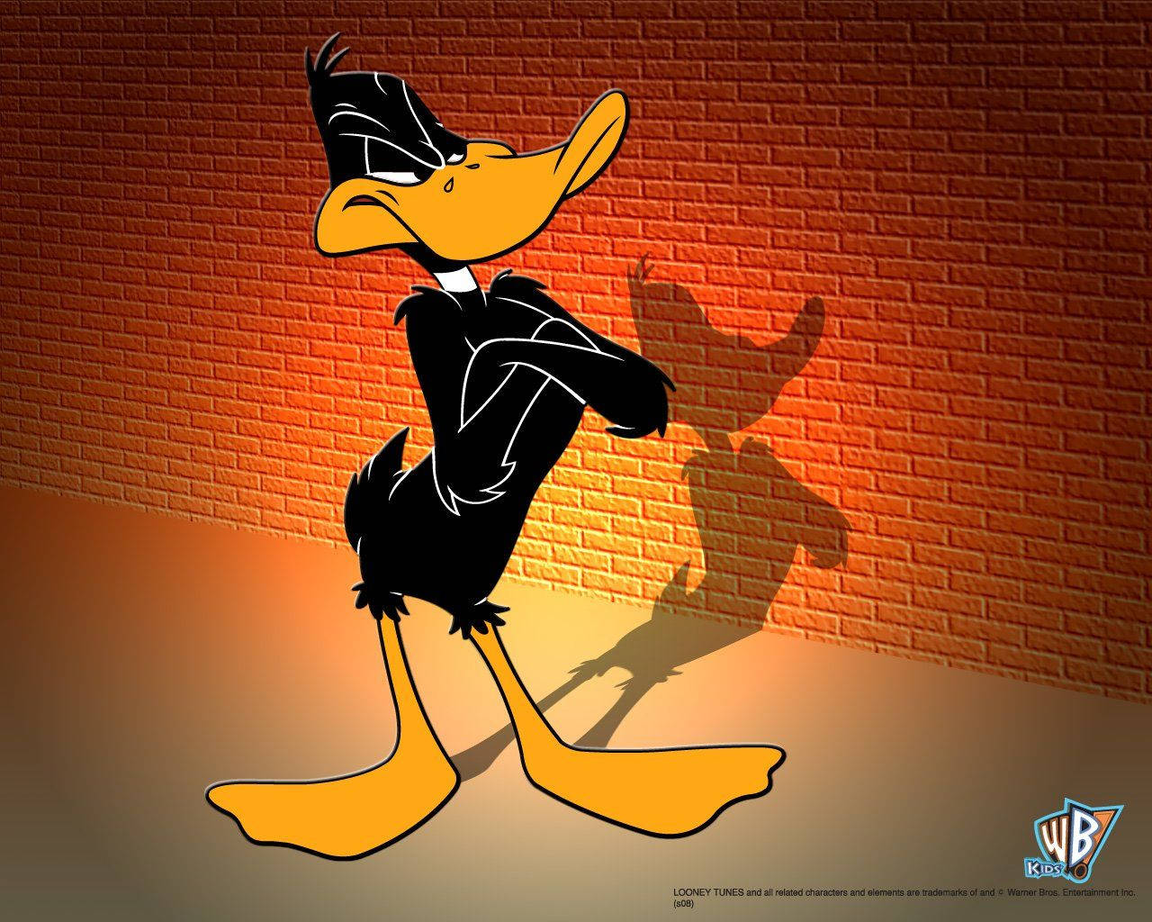 達菲鴨 桌布 壁紙 — Daffy Duck 自信地站在溫暖照明的磚牆前，投射出戲劇性的陰影。