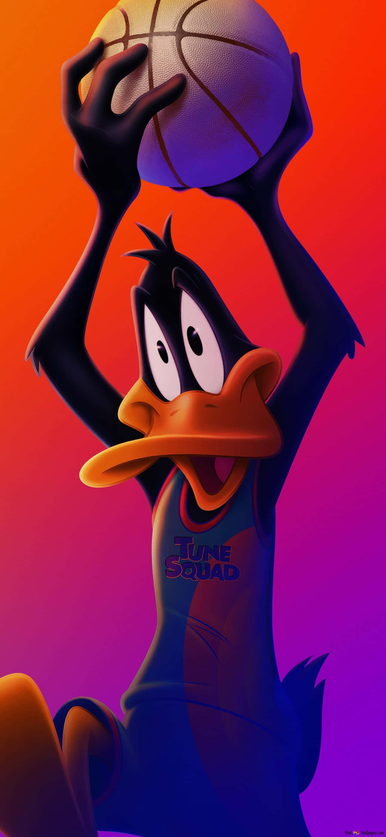 Cartoon 桌布 壁紙 — Daffy Duck 身穿 'Tune Squad' 球衣，在充滿活力的橙紫漸變背景前準備灌籃籃球。