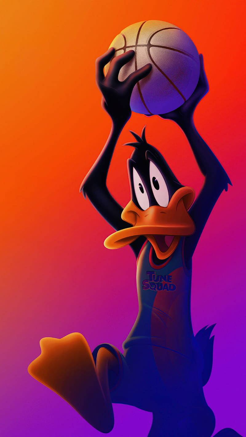jam 桌布 壁紙 — Daffy Duck 身穿 'Tune Squad' 球衣，在火熱的橙色和紫色漸變背景上動態跳躍，手持籃球。
