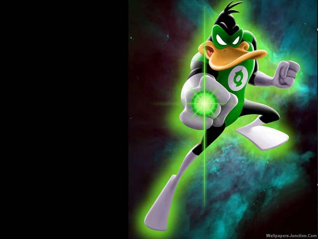 達菲鴨 桌布 壁紙 — Daffy Duck 飾演綠燈俠，在宇宙場景中發射綠色能量，周圍有發光的星雲。