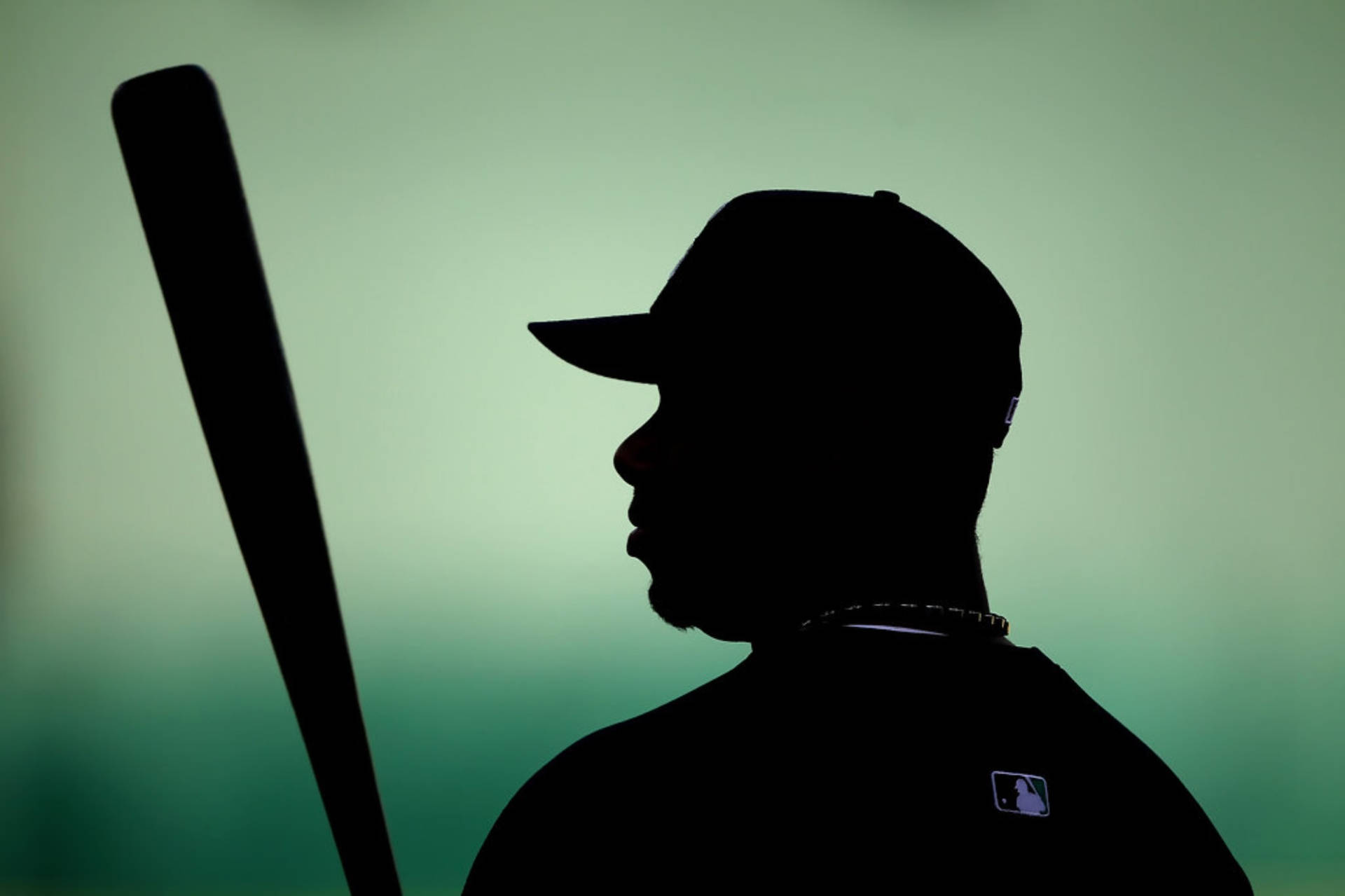 棒球手剪影，綠色背景揮棒 — MLB 壁紙