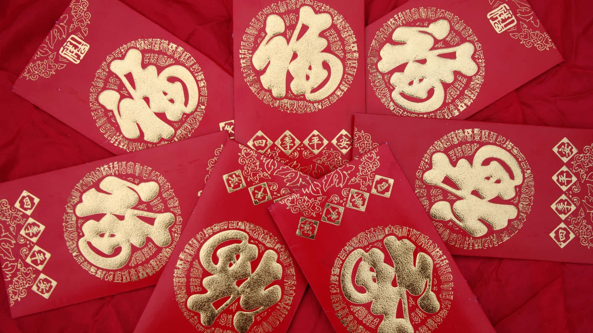  壁紙 — 帶有金色中文字的紅色紅包，寓意好運和繁榮，以節日圖案排列。