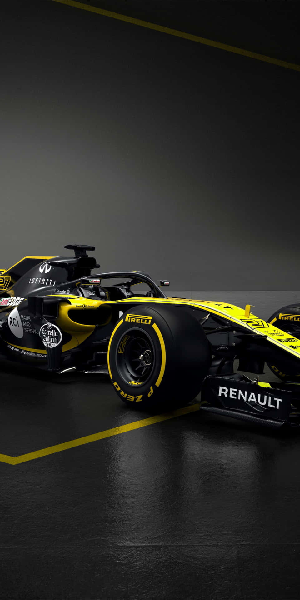工作室內帶有黃色地板標記的黑黃色一級方程式賽車。 — F1 壁紙