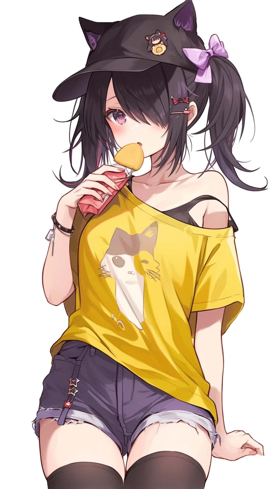 Needy Streamer Overload 桌布 壁紙 — 戴著貓耳和紫色蝴蝶結的動漫女孩，穿著黃色貓咪上衣和短褲正在吃零食。