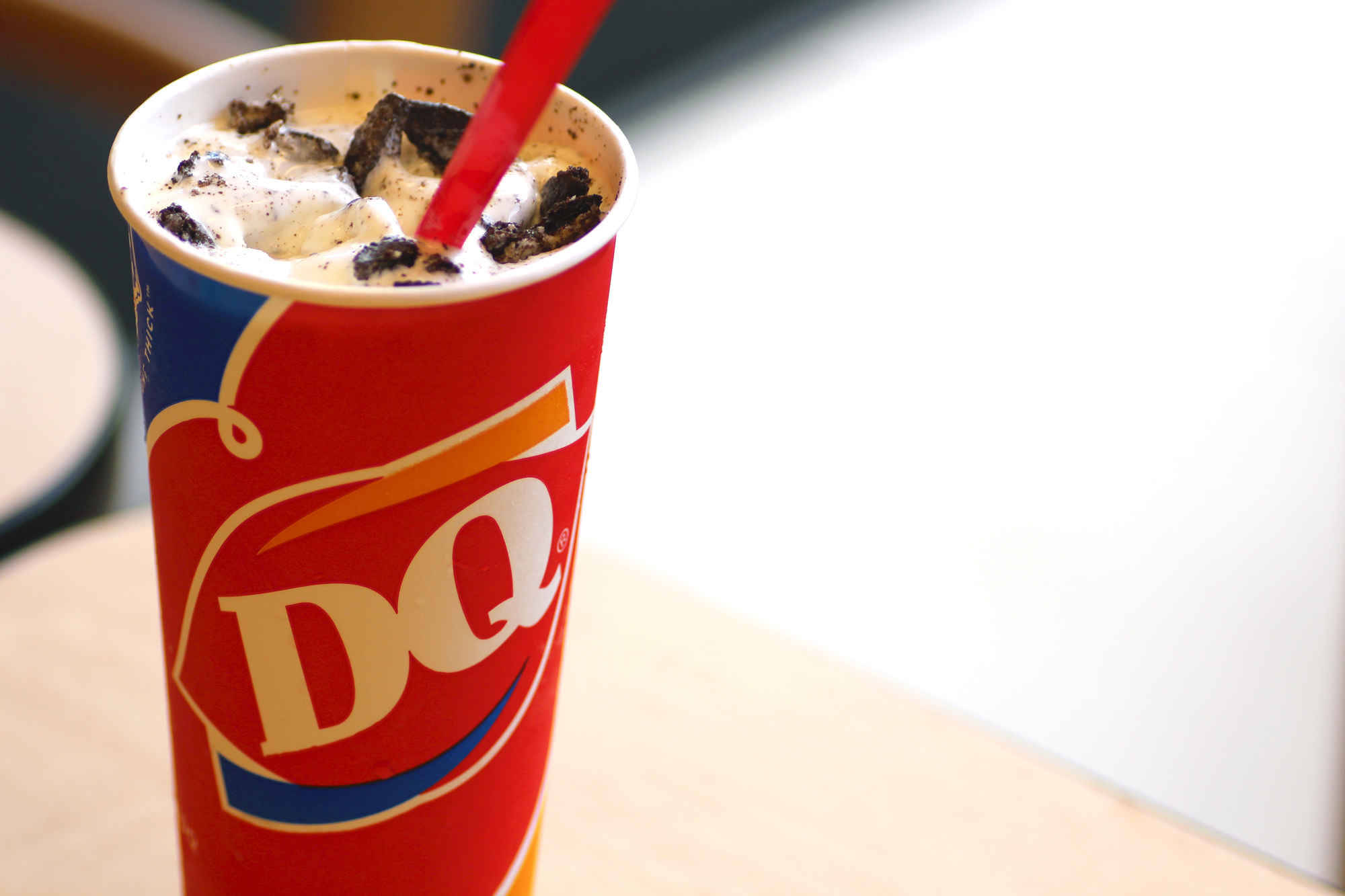 女王 桌布 壁紙 — Dairy Queen 杯的特寫，裝滿了奶油香草冰淇淋，上面撒有壓碎的Oreo餅乾和紅色吸管。