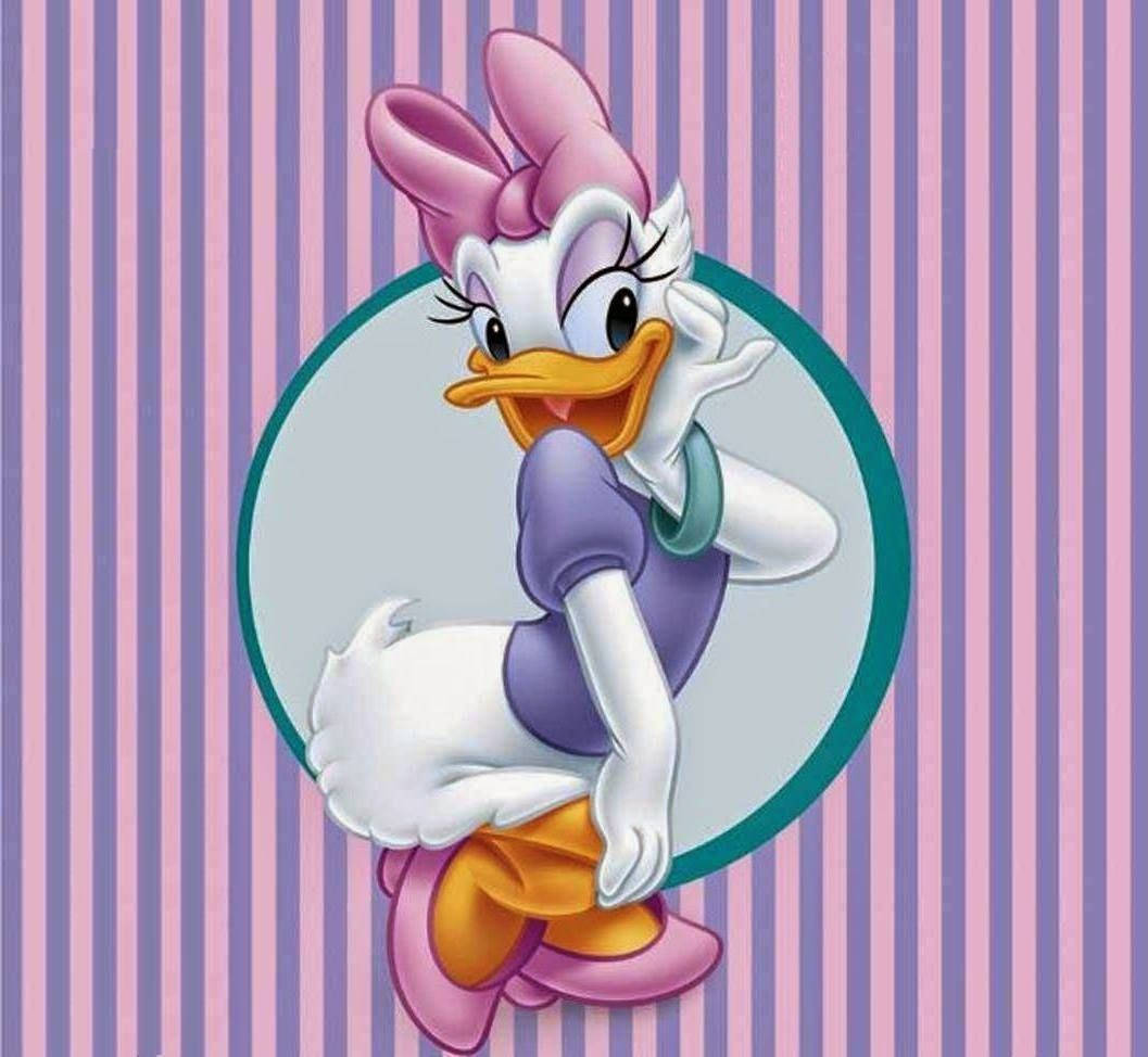 黛絲鴨 桌布 壁紙 — Daisy Duck 戴著紫色蝴蝶結和穿著裙子，在粉紅色和紫色條紋壁紙背景下，在青綠色圓圈內頑皮地擺姿勢。