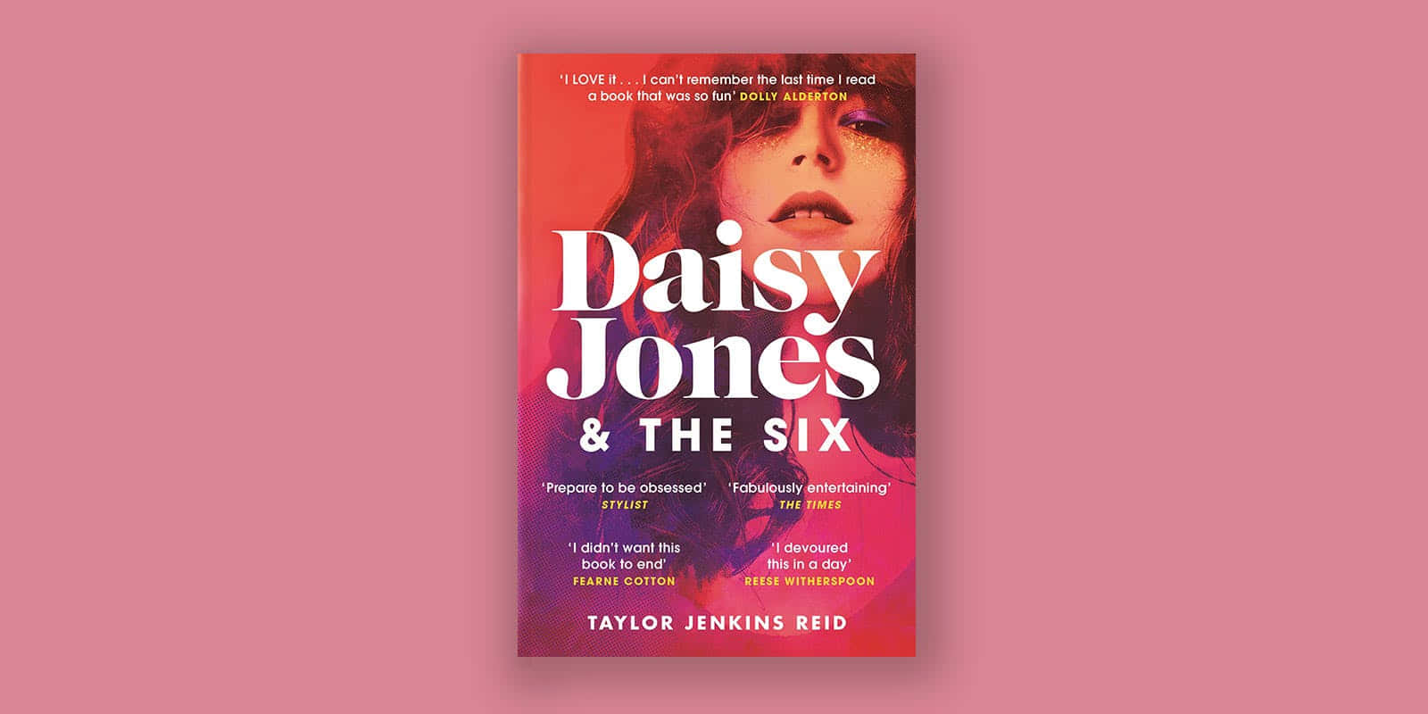  壁紙 — Taylor Jenkins Reid 所著的《Daisy Jones & The Six》的鮮豔書封，以女性面孔搭配粉紅與橙色漸變背景，並帶有發光文字和發光引言。