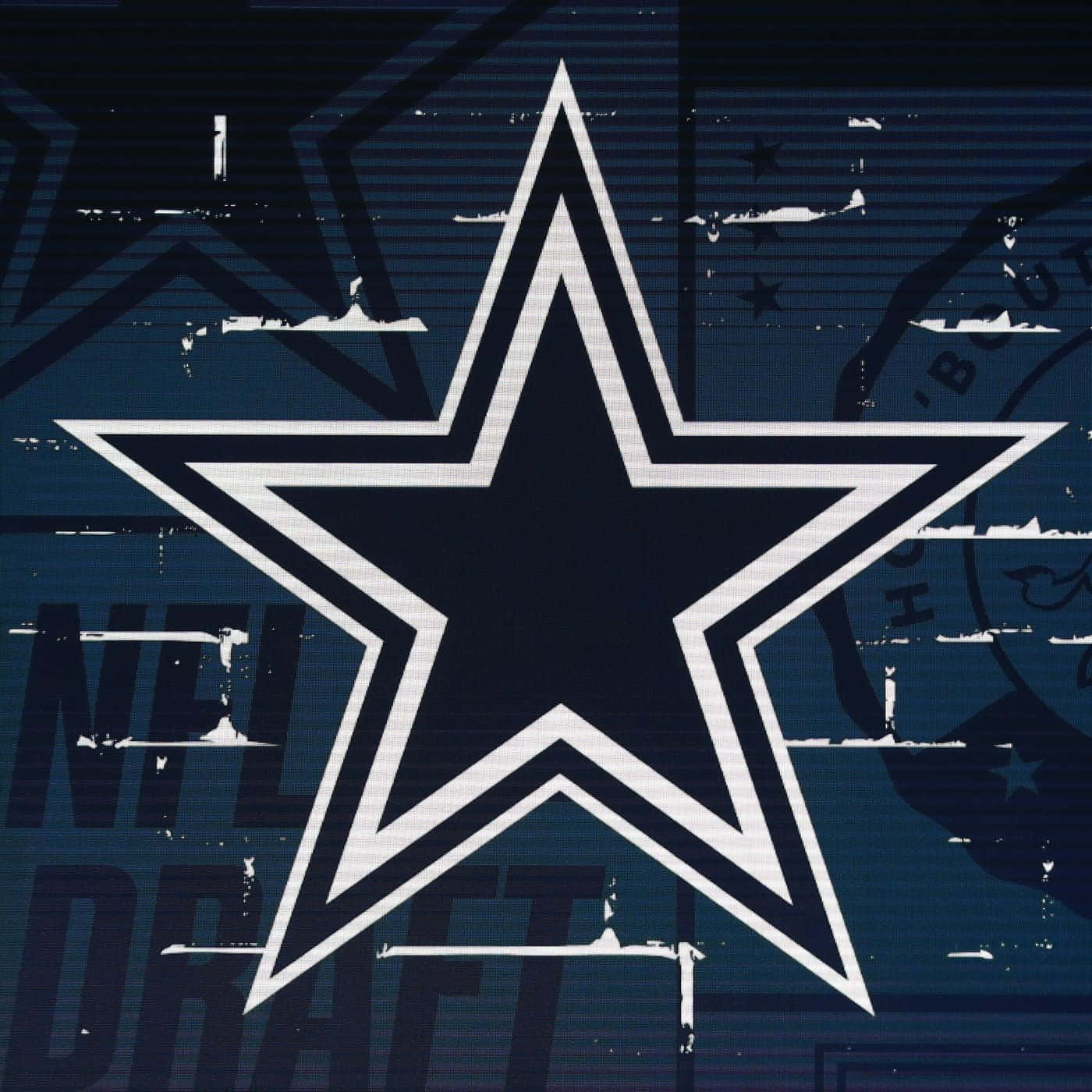  壁紙 — 一個大膽的達拉斯牛仔隊星形標誌主導了帶有褪色NFL選秀文字和故障效果的磨損藍色背景。