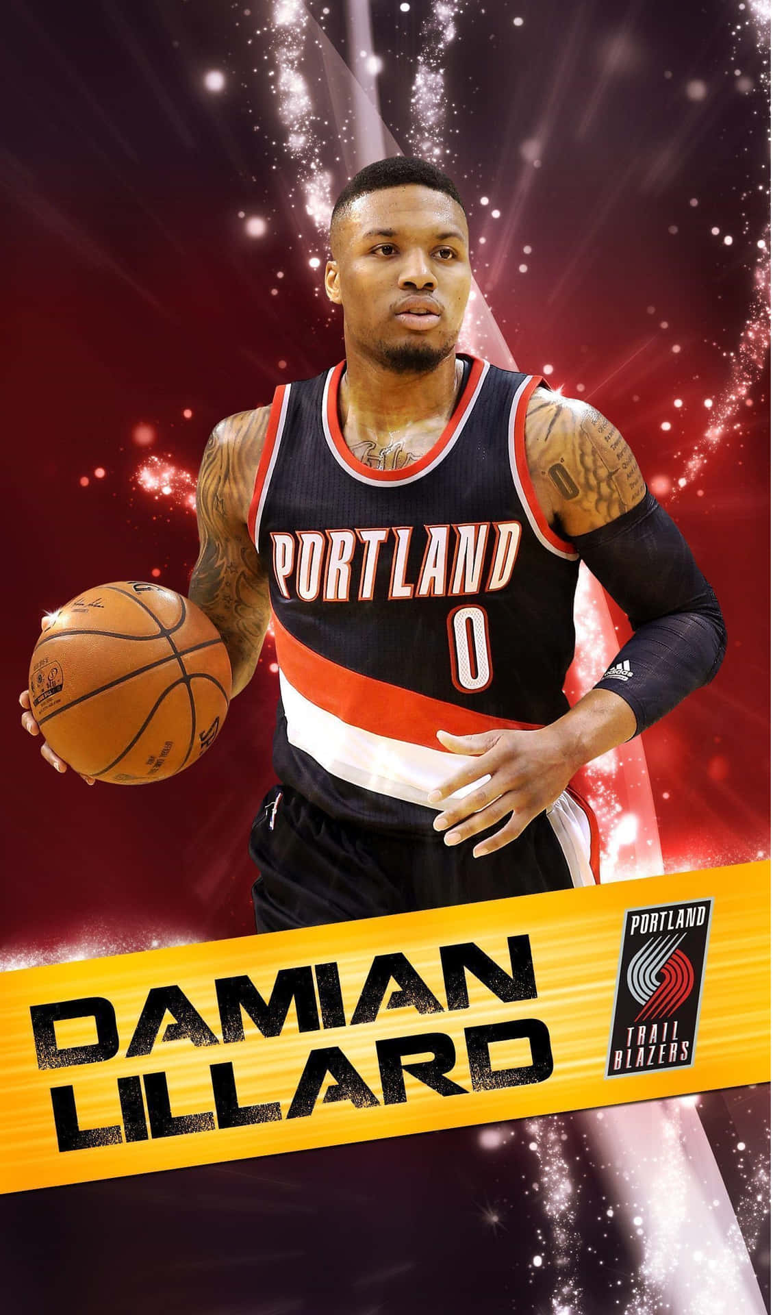  壁紙 — Damian Lillard 身穿波特蘭拓荒者球衣，在閃爍的紅色背景前手持籃球，帶有球隊品牌標誌。