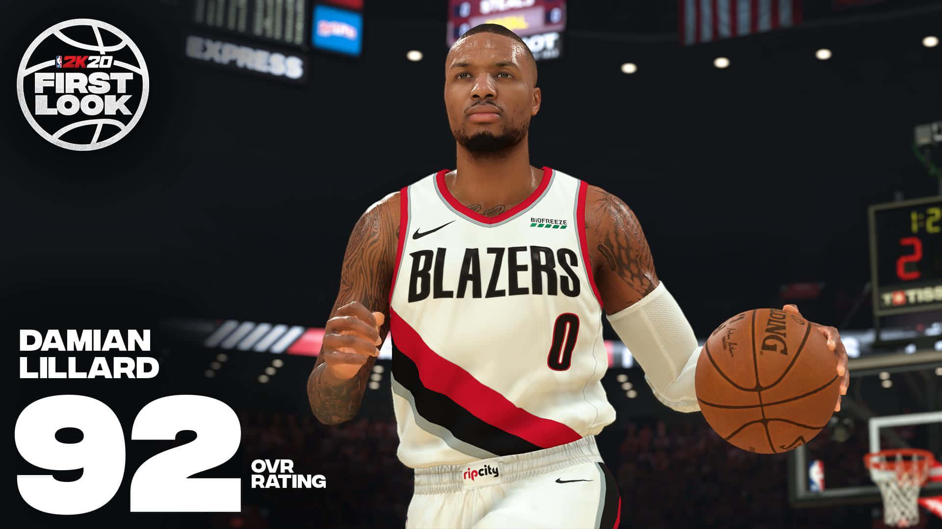 NBA 2k20 桌布 壁紙 — Damian Lillard 身穿波特蘭拓荒者球衣，在場館燈光下手持籃球，帶有 '92 OVR' 評級覆蓋層。