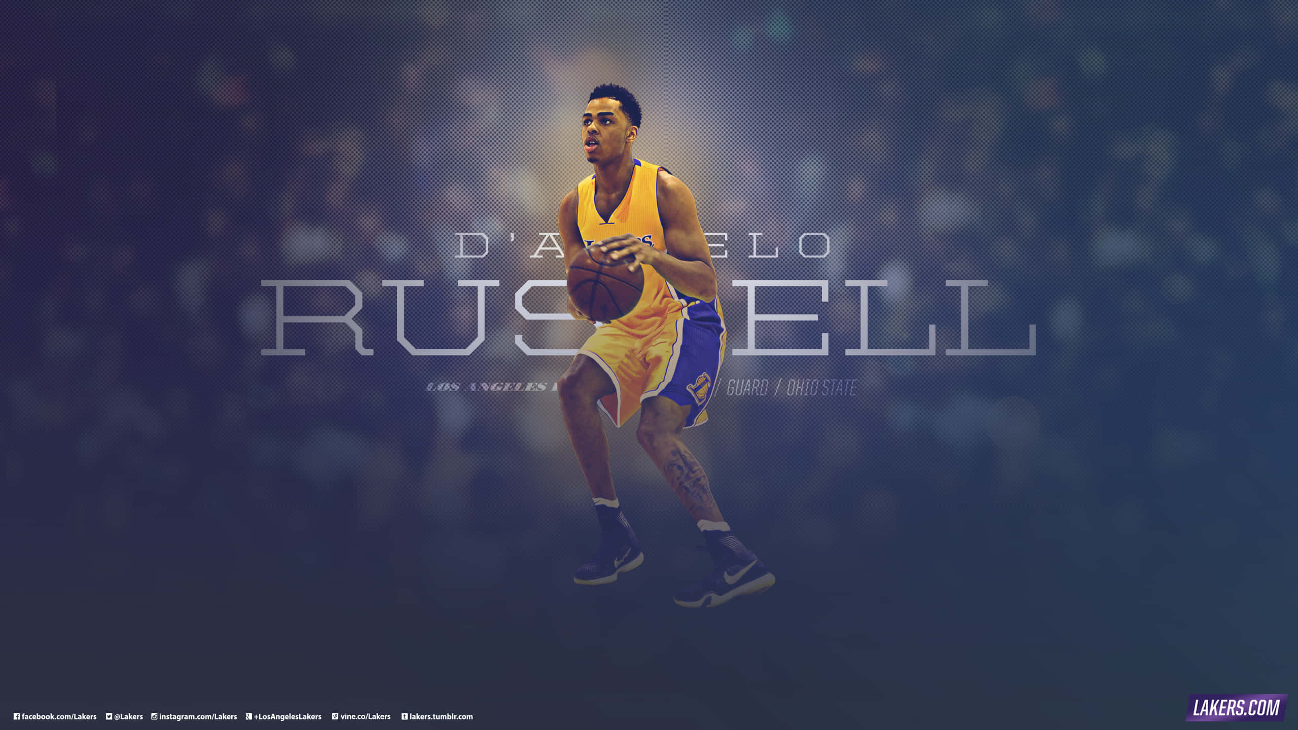 籃球 桌布 壁紙 — D'Angelo Russell 身穿黃色湖人球衣，在模糊的人群背景和發光文字中運球。