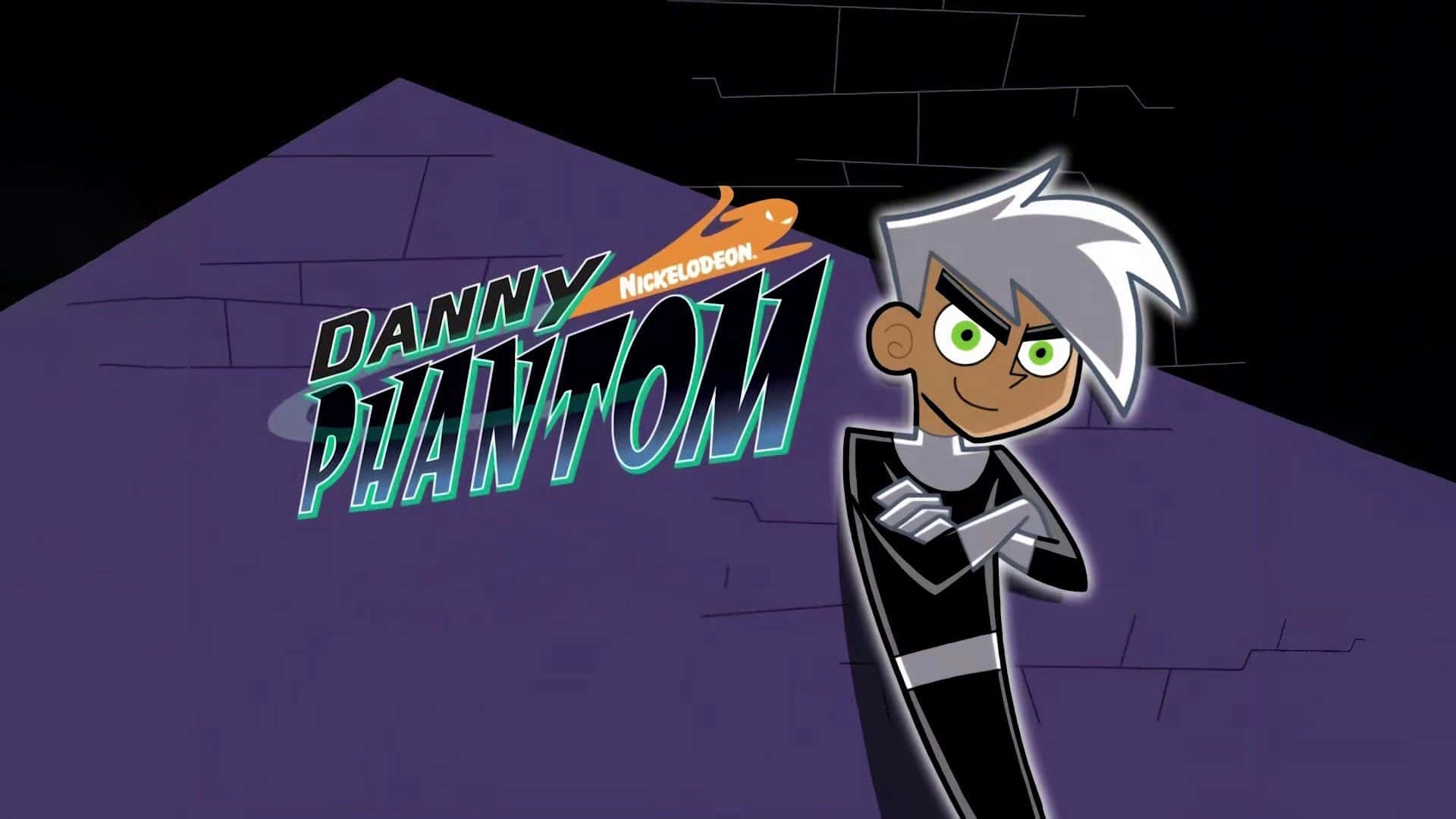 Danny Phantom 桌布 壁紙 — Danny Phantom 自信地站在紫色磚牆前，他標誌性的標誌在旁邊發光。