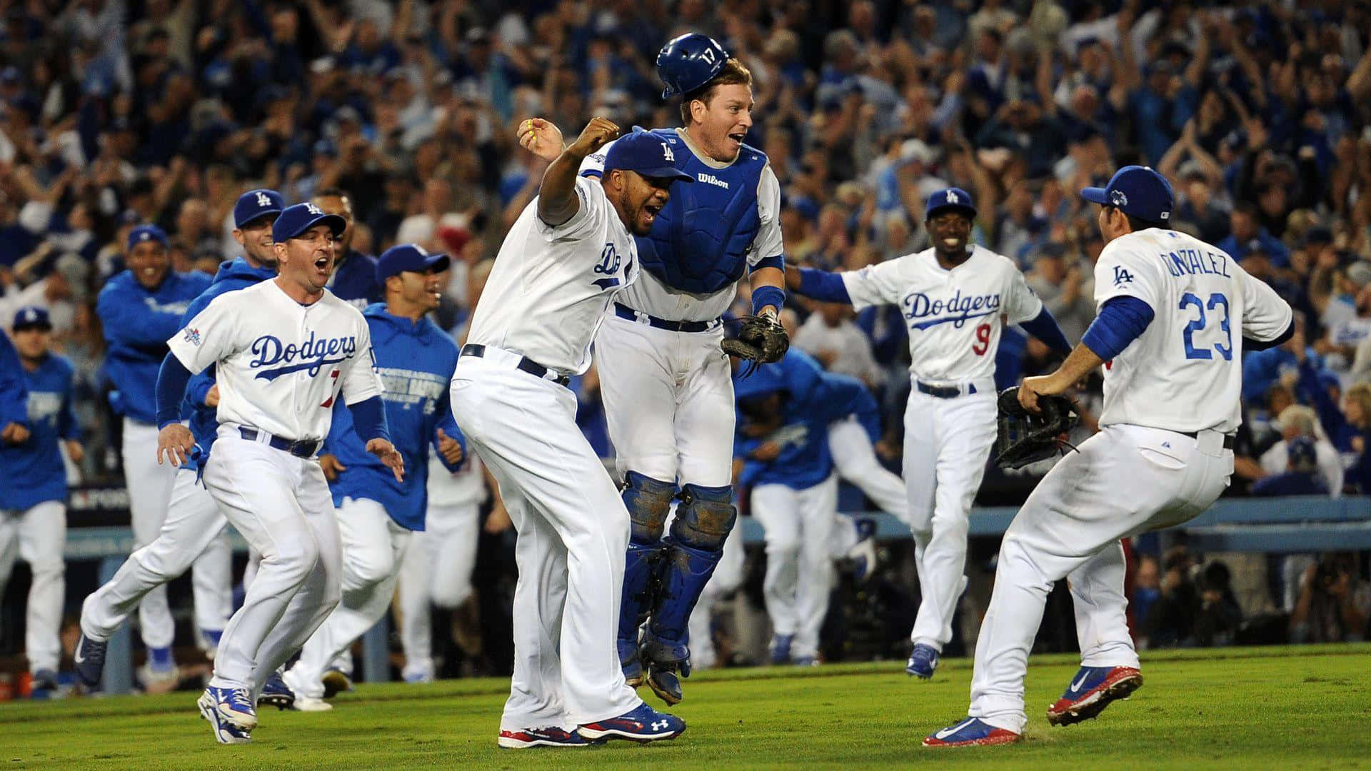  壁紙 — 道奇棒球球員在球場上慶祝勝利，背景中有球迷歡呼。