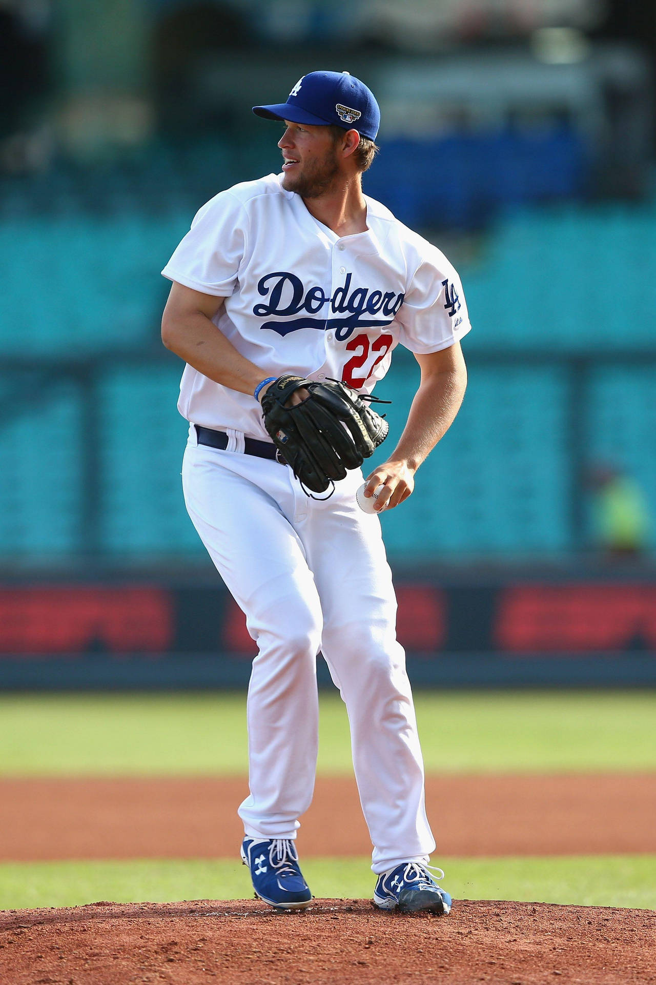 身穿道奇隊球衣的棒球投手在日間比賽中站在投手丘上。 — MLB 壁紙
