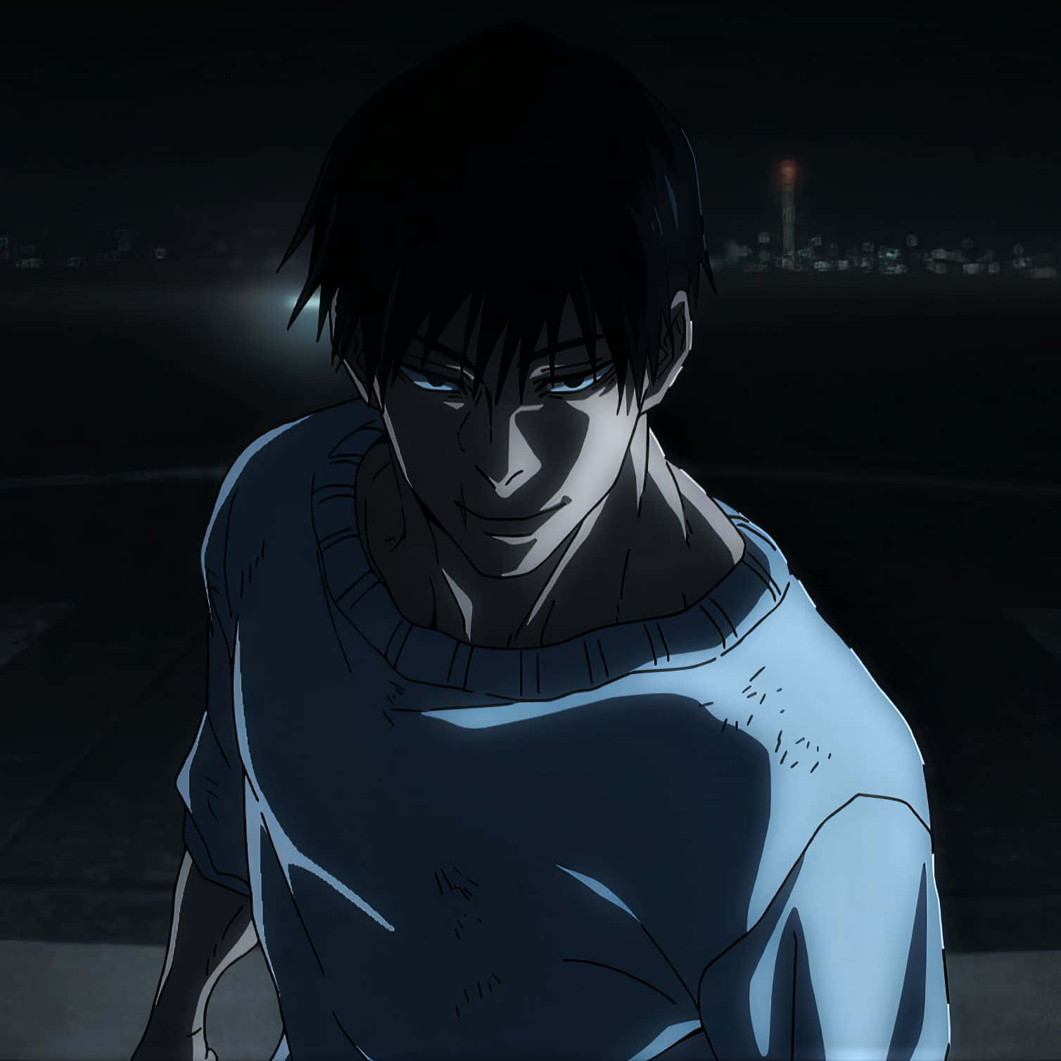  壁紙 — 一位黑髮動漫男子，擁有發光的藍色眼睛，在夜晚城市燈光下微微微笑。