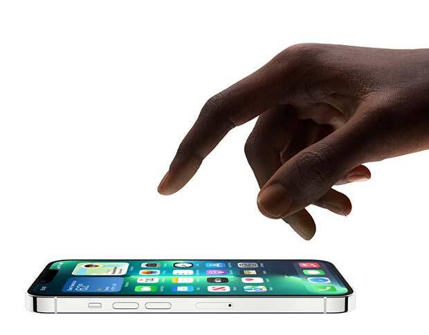 一隻手即將點擊顯示應用程式的智慧型手機螢幕。 — iOS 15 壁紙
