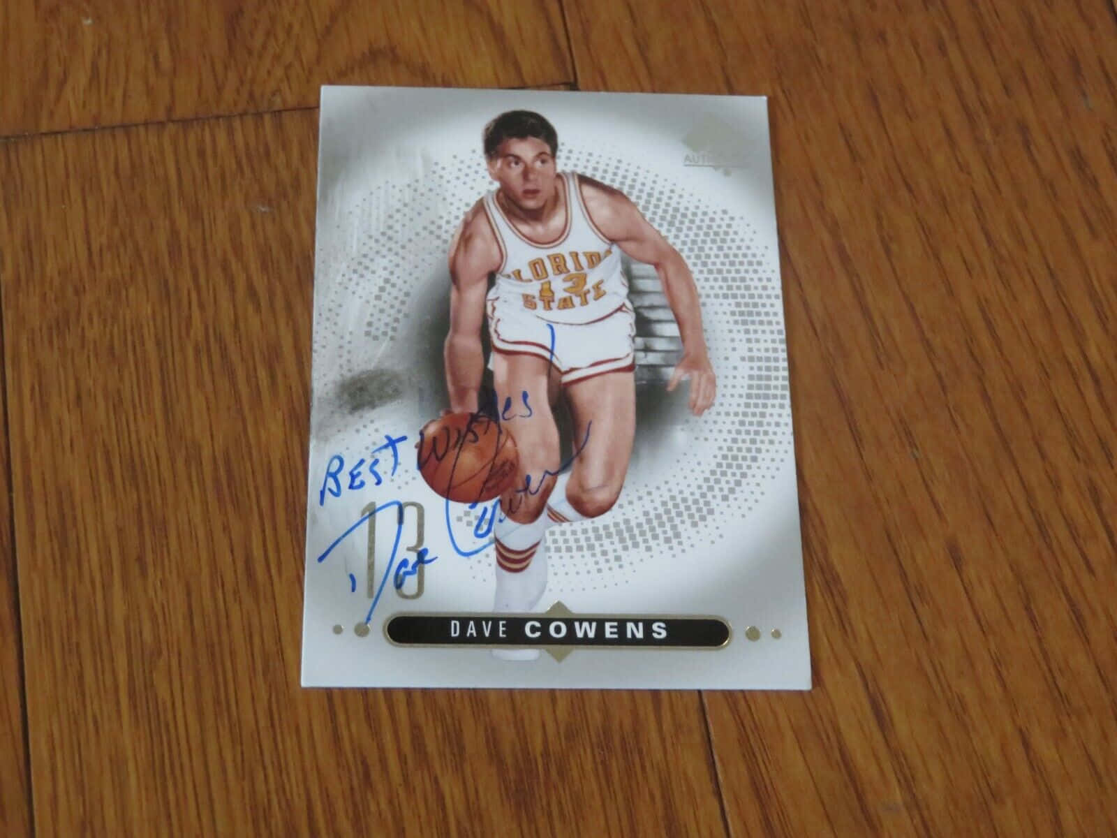 波士頓塞爾提克 桌布 壁紙 — Dave Cowens 在木地板背景上以動作姿勢簽名的籃球交易卡。