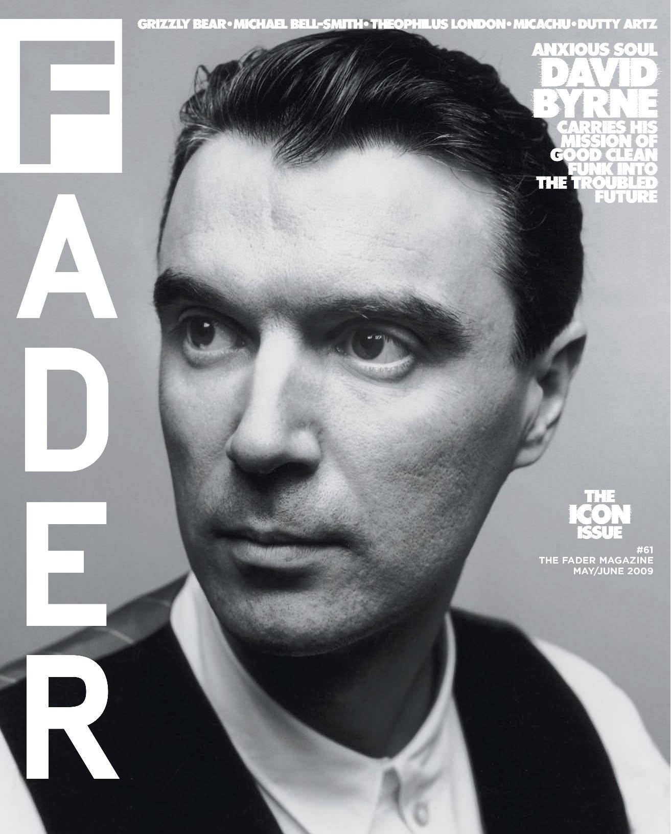 band 桌布 壁紙 — David Byrne 在《The Fader》雜誌封面上的黑白肖像，搭配粗體字型和嚴肅表情。