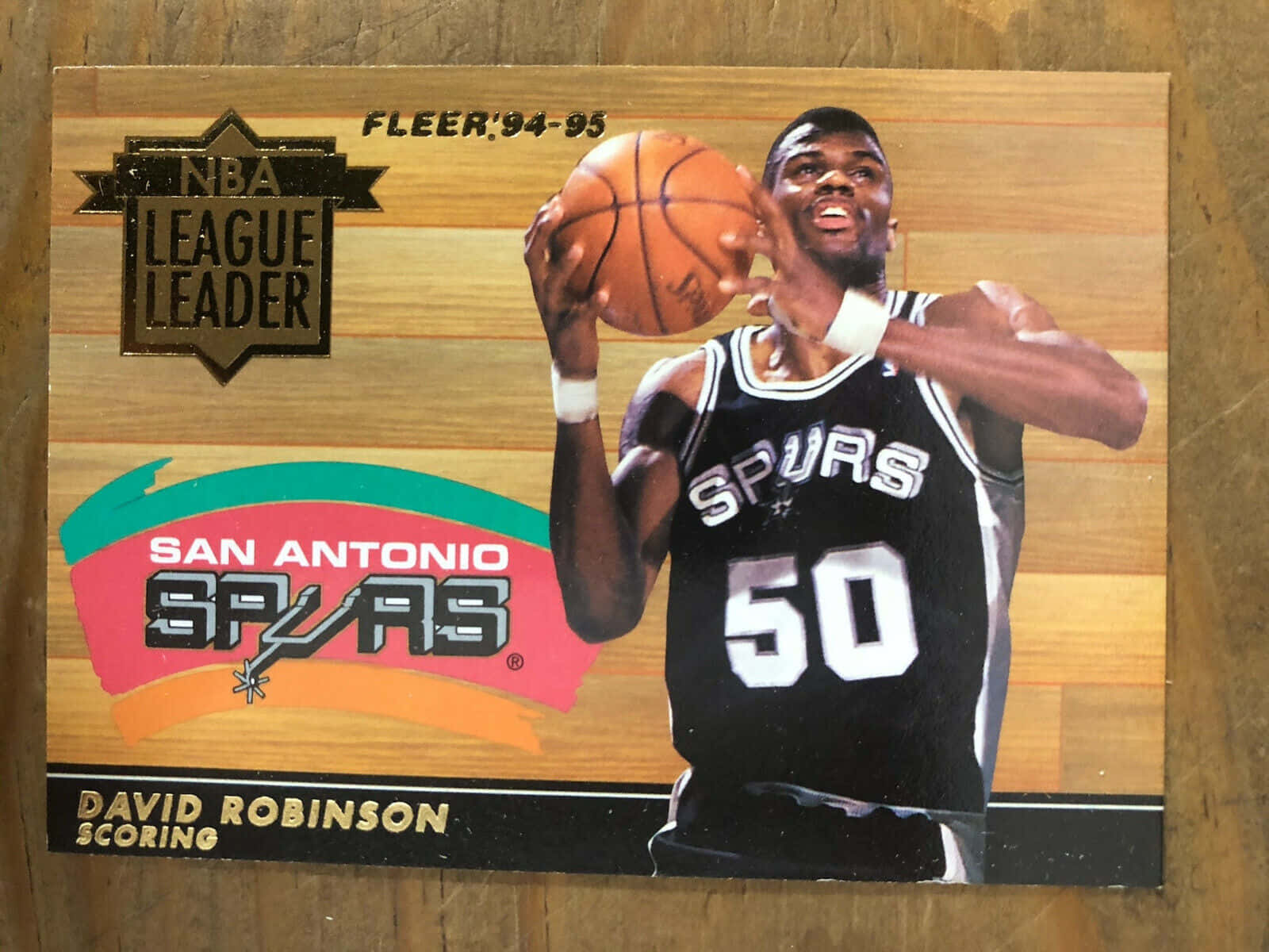 大衛羅賓遜身穿馬刺球衣，在復古Fleer NBA卡上手持籃球。 — NBA 壁紙