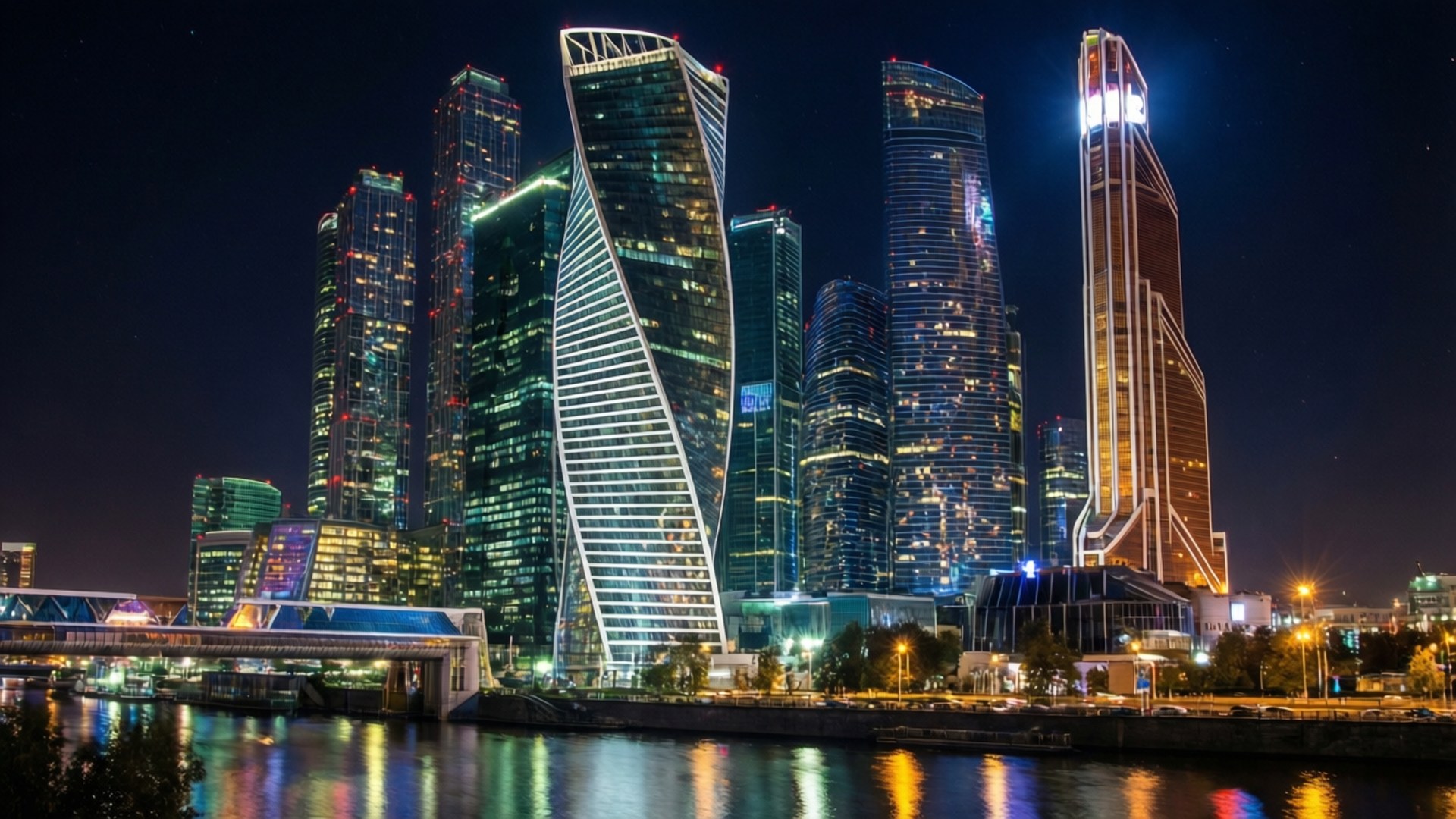 Moscow City Skyline Night 壁紙 — 在黑暗的天空下，現代摩天大樓閃爍的窗戶倒映在平靜的河面上，構成迷人的夜景。