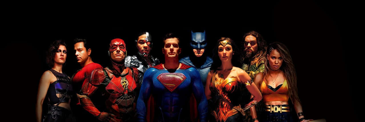 Justice League Unlimited 桌布 壁紙 — DC超級英雄的戲劇性陣容，包括超人、蝙蝠俠、神力女超人和閃電俠，在黑色背景前擺姿勢。