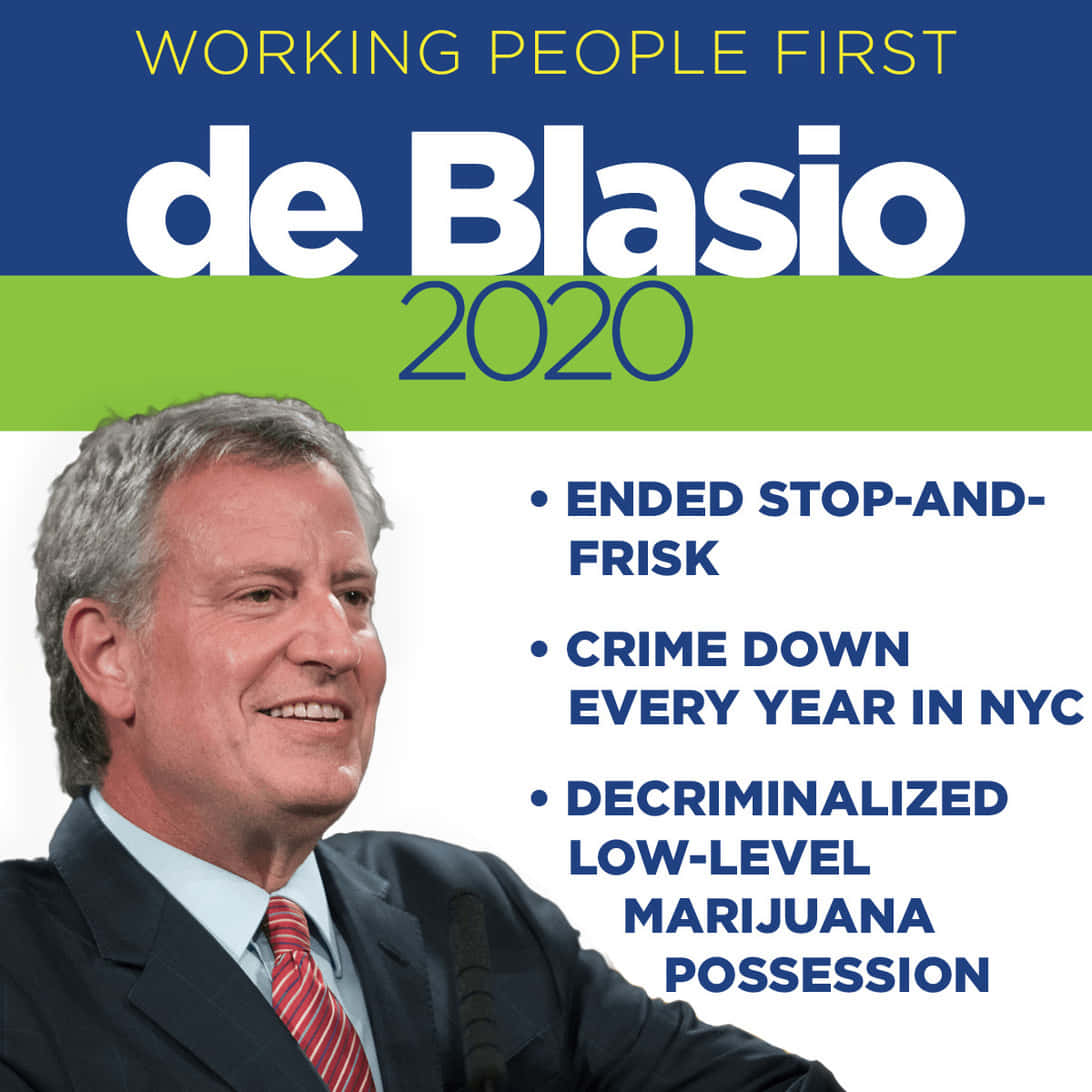 高清 桌布 壁紙 — de Blasio 2020 政治競選海報，特點是微笑的西裝男子、政策要點和大膽的色塊。