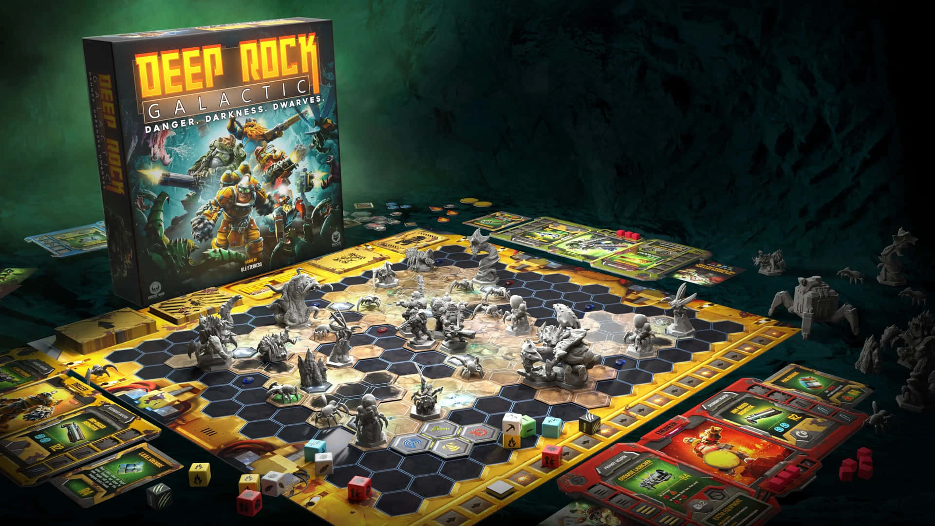  壁紙 — 一個充滿活力的Deep Rock Galactic棋盤遊戲設置，矮人公仔和卡片排列在黑暗洞穴的六角形網格上。