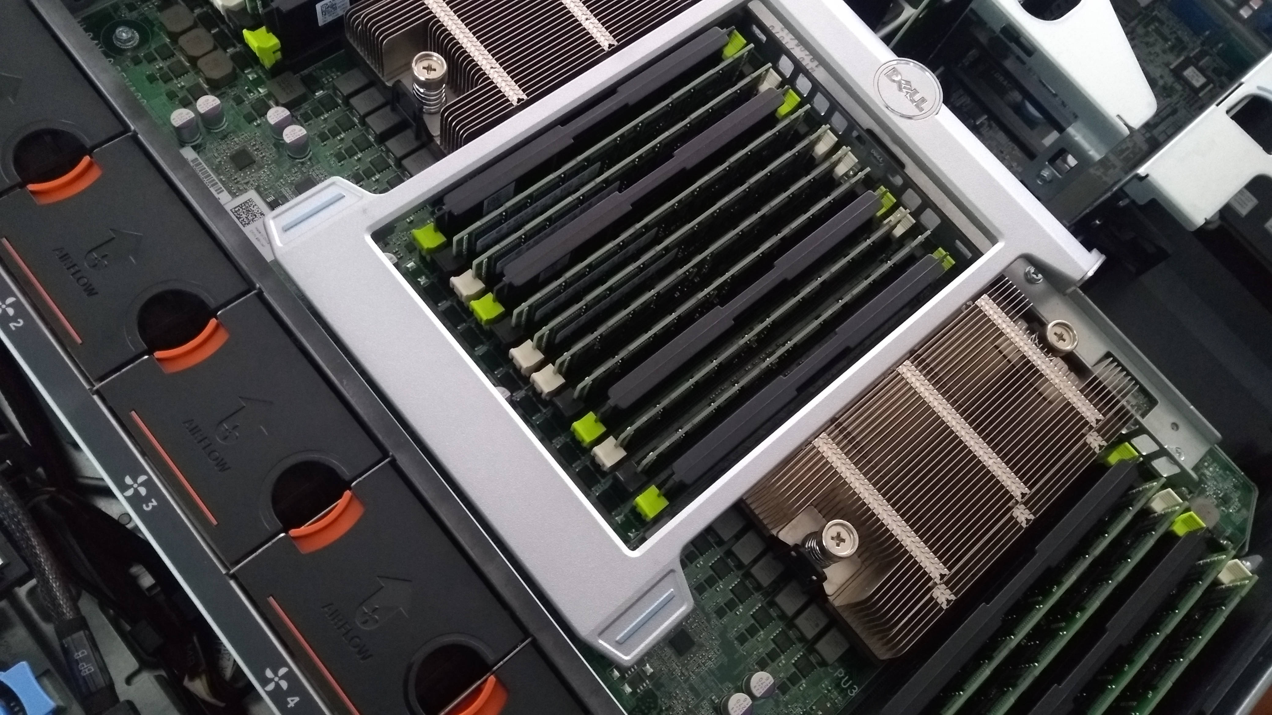 Motherboard 桌布 壁紙 — Dell 伺服器主機板特寫，顯示 RAM 插槽、散熱片和帶有綠色、橙色和銀色點綴的電路。