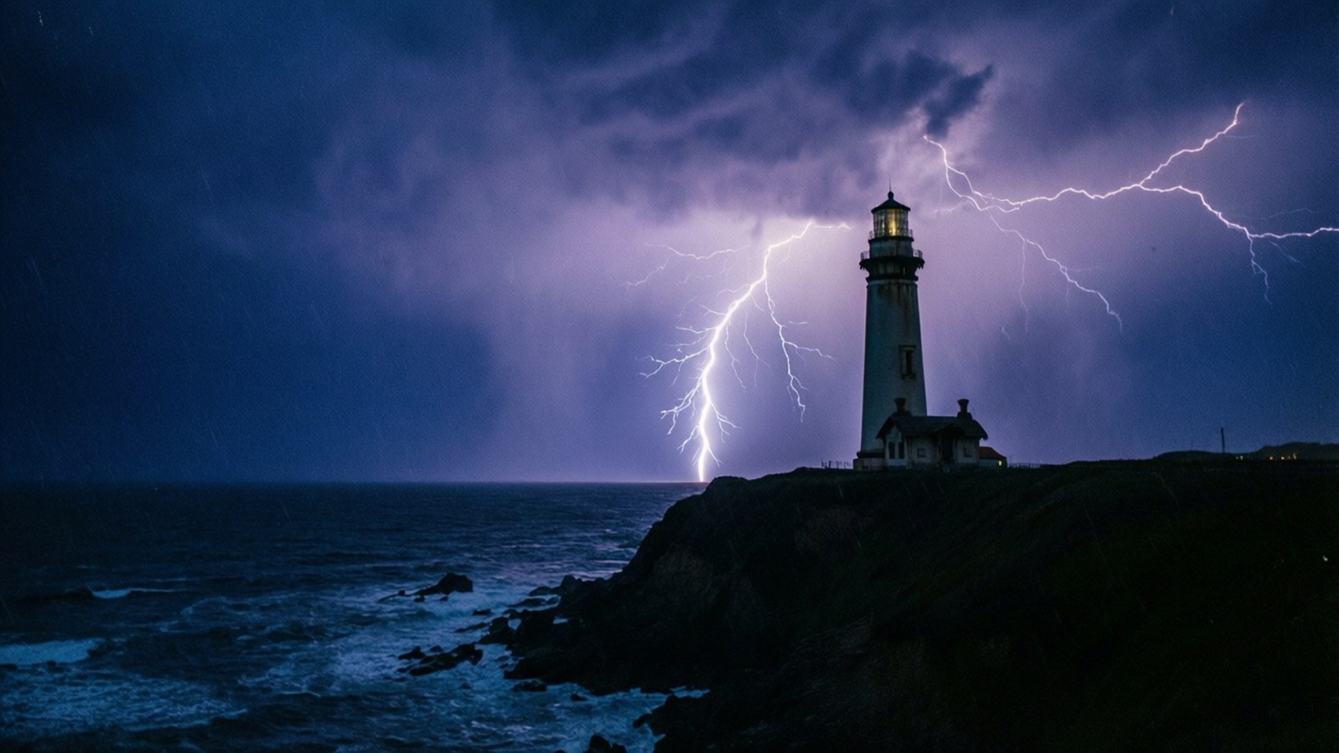 Lighthouse Storm Night 壁紙 — 燈塔屹立在岩石懸崖上，鋸齒狀的閃電在暴風雨的紫色天空中劃過，下方是翻騰的海浪。