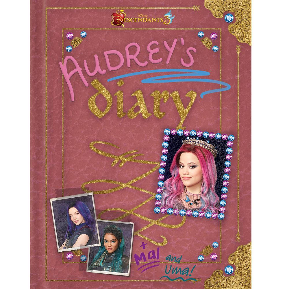 Descendants 桌布 壁紙 — Descendants 3 的閃粉粉紅色日記封面，印有奧黛莉的肖像，以及瑪爾和烏瑪的照片，並飾有寶石裝飾。