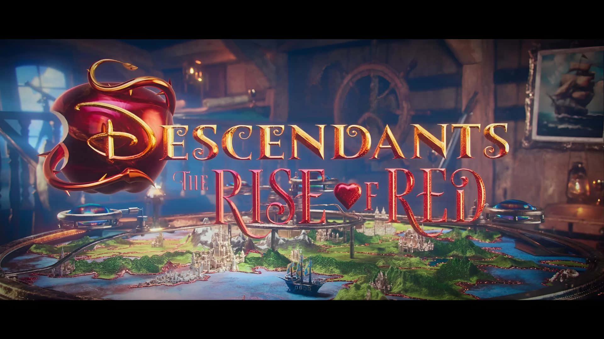  壁紙 — 《Descendants The Rise of Red》的電影風格標題卡，在精細的迷你海盜主題島嶼景觀上有一個發光的紅色蘋果標誌。