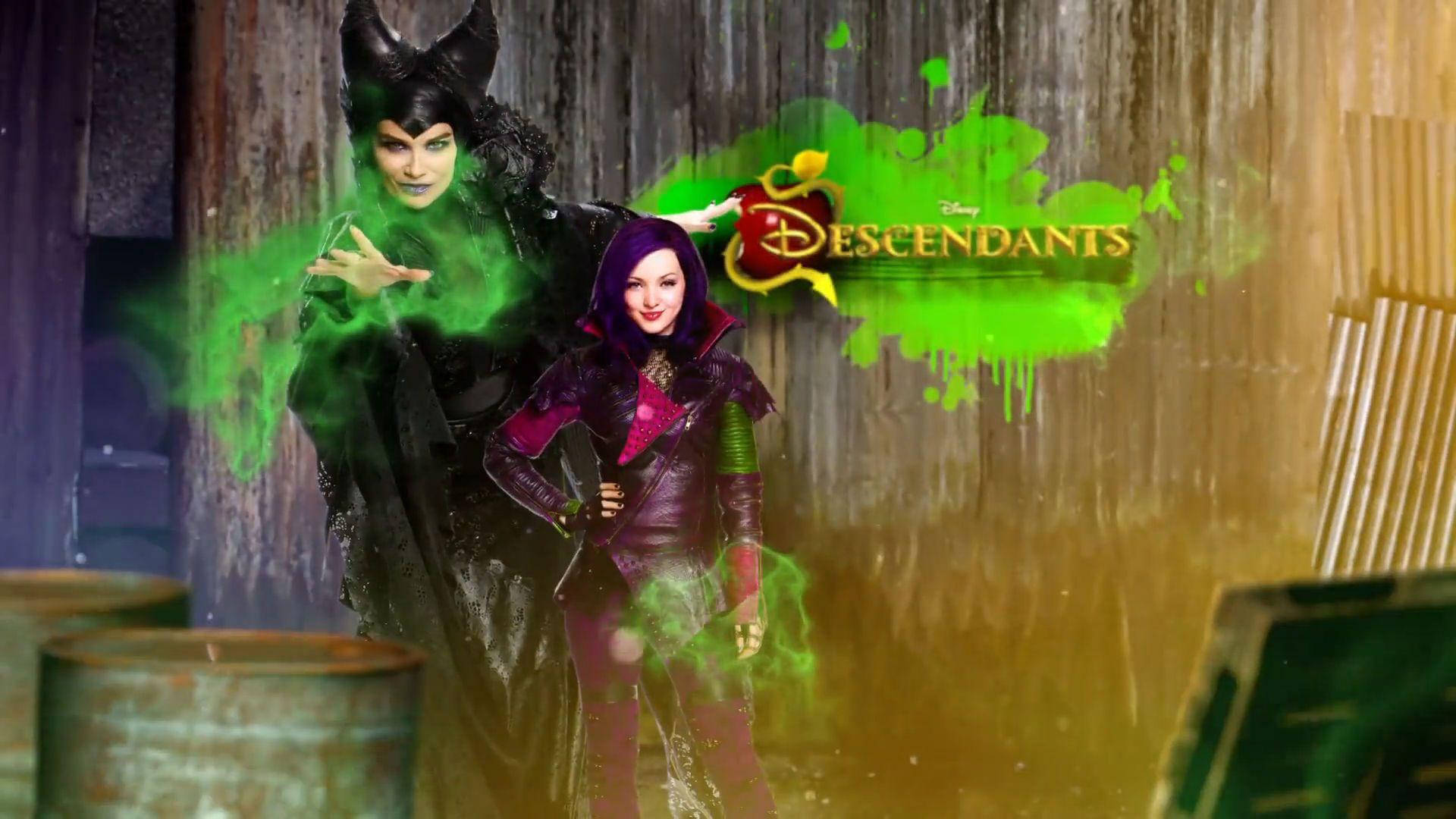 Descendants 桌布 壁紙 — Descendants 的兩個角色站在一面風化的木牆前，綠色魔法能量在他們周圍旋轉。